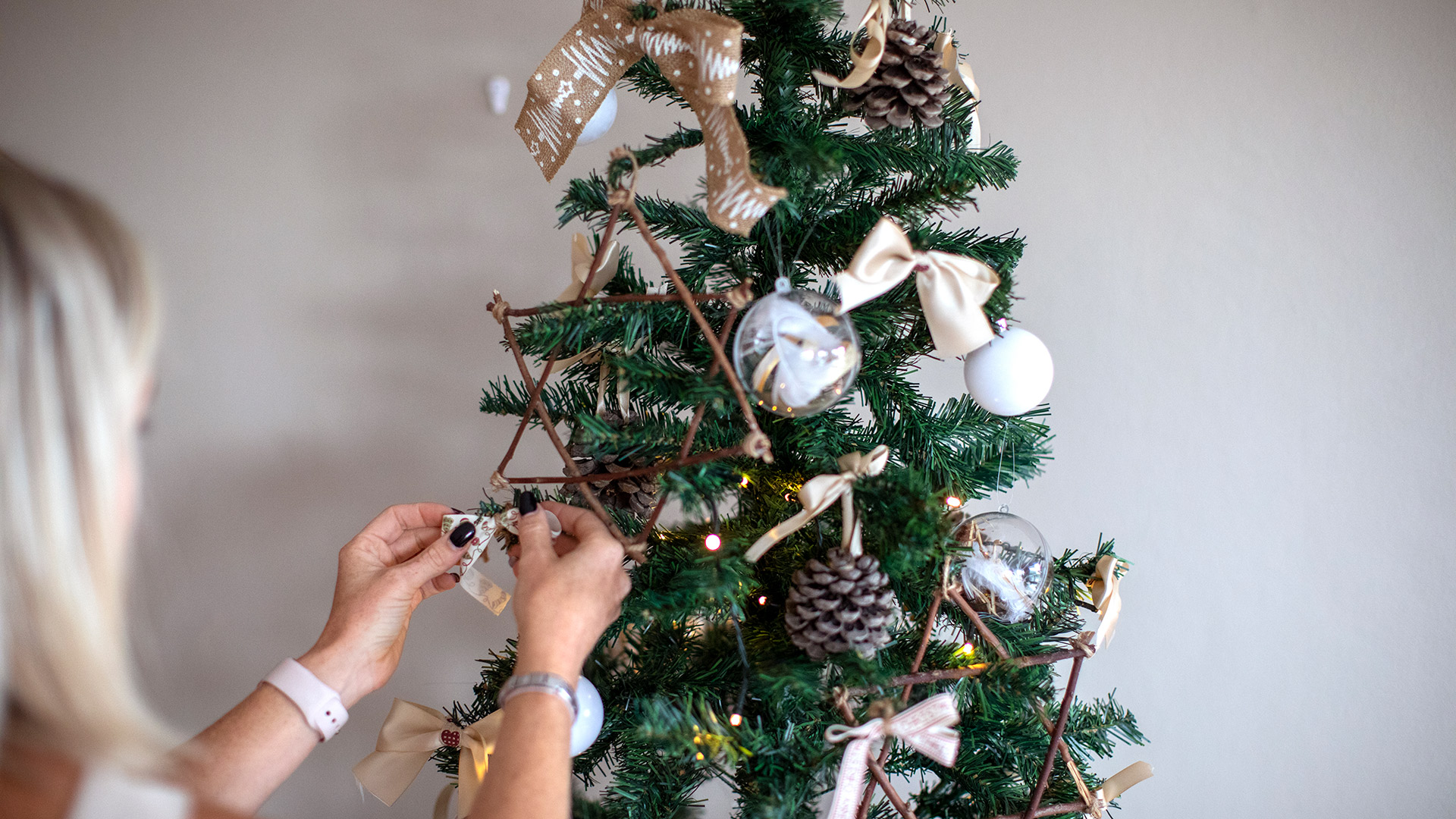 La clásica estrella de los árboles de Navidad tiene que ver con la estrella de Belén que, según los relatos, guió a los Reyes Magos (Getty)