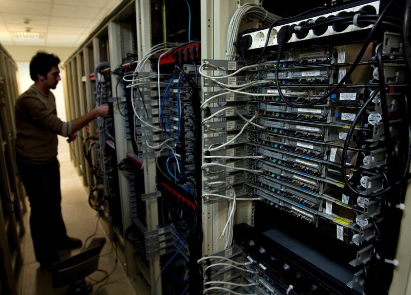 FOTO DE ARCHIVO: Un ingeniero informático comprueba los equipos en un proveedor de servicios de Internet en Teherán (REUTERS/Caren Firouz)