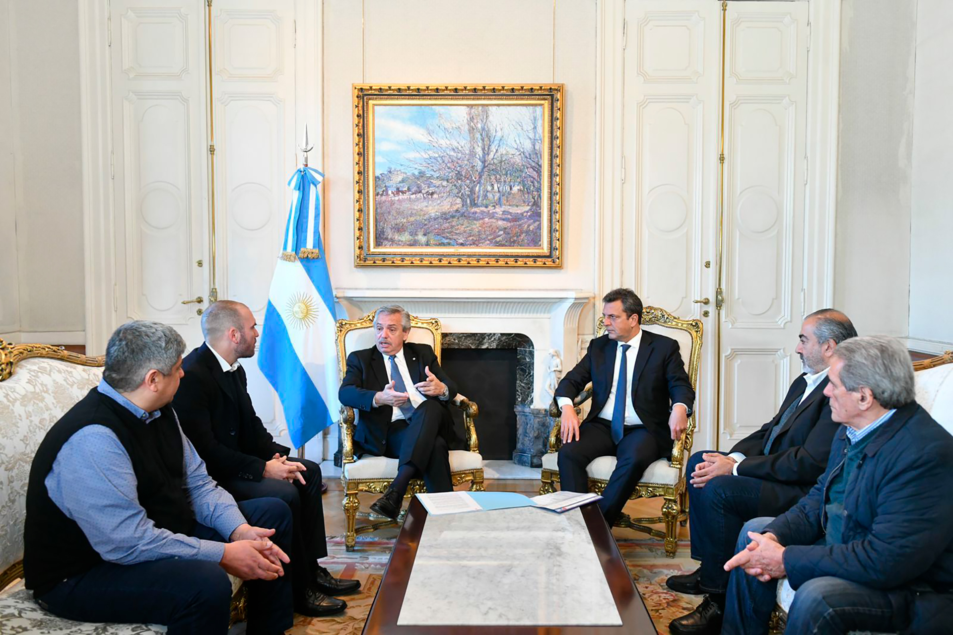 Alberto Fernández junto a la CGT, Massa y Guzmán previo al anuncio del nuevo piso del impuesto a la ganancia 