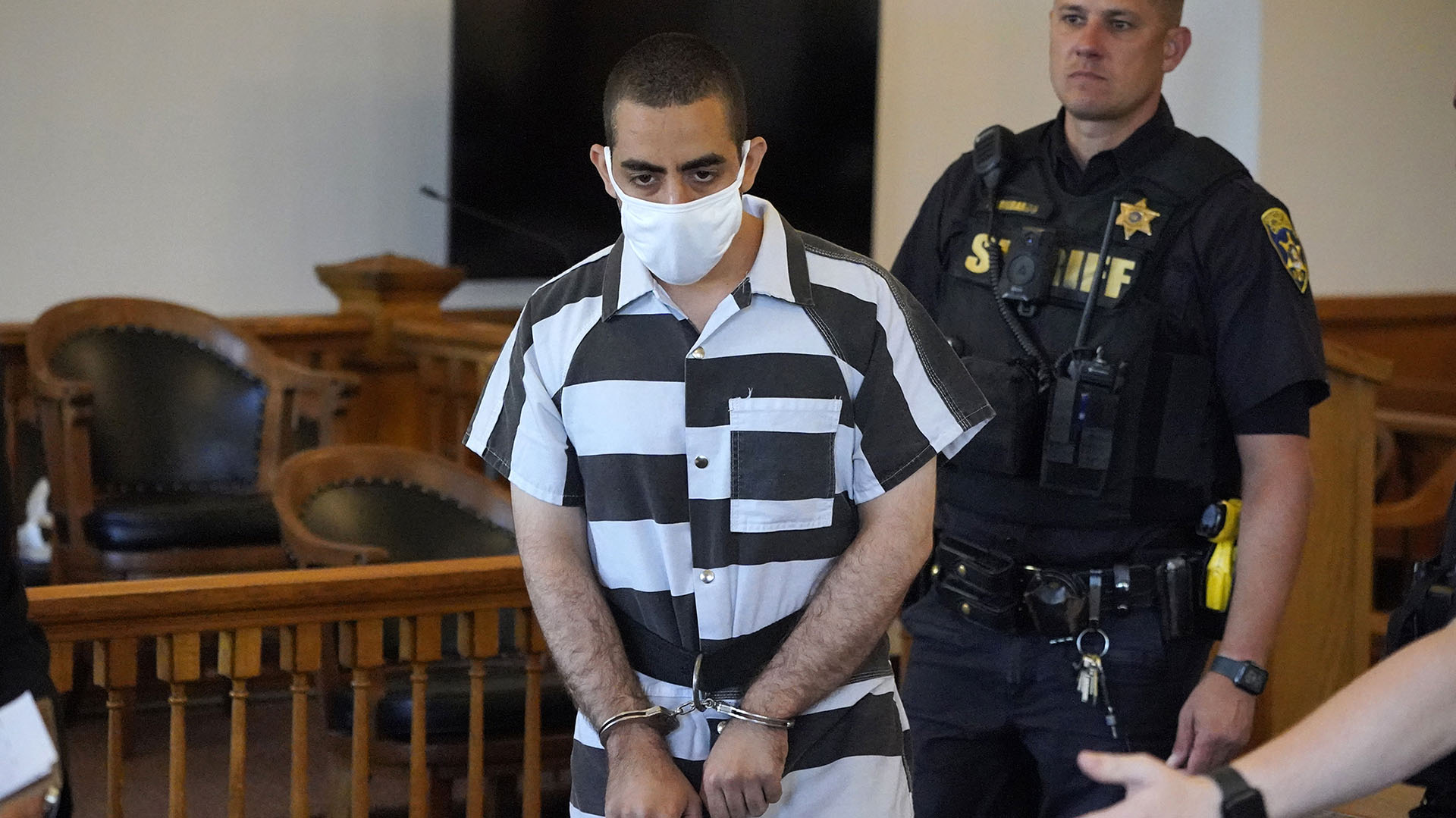 Hadi Matar, de 24 años, llegando a la Corte distrital de Chautauqua, en Mayville, Nueva York (AP Photo/Gene J. Puskar)