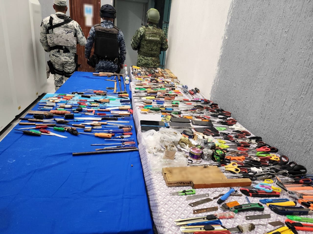 Dentro de dos penales en Hidalgo fueron hallados diversos materiales no permitidos, desde drogas hasta artículos tecnológicos 
(Foto: Guardia Nacional)