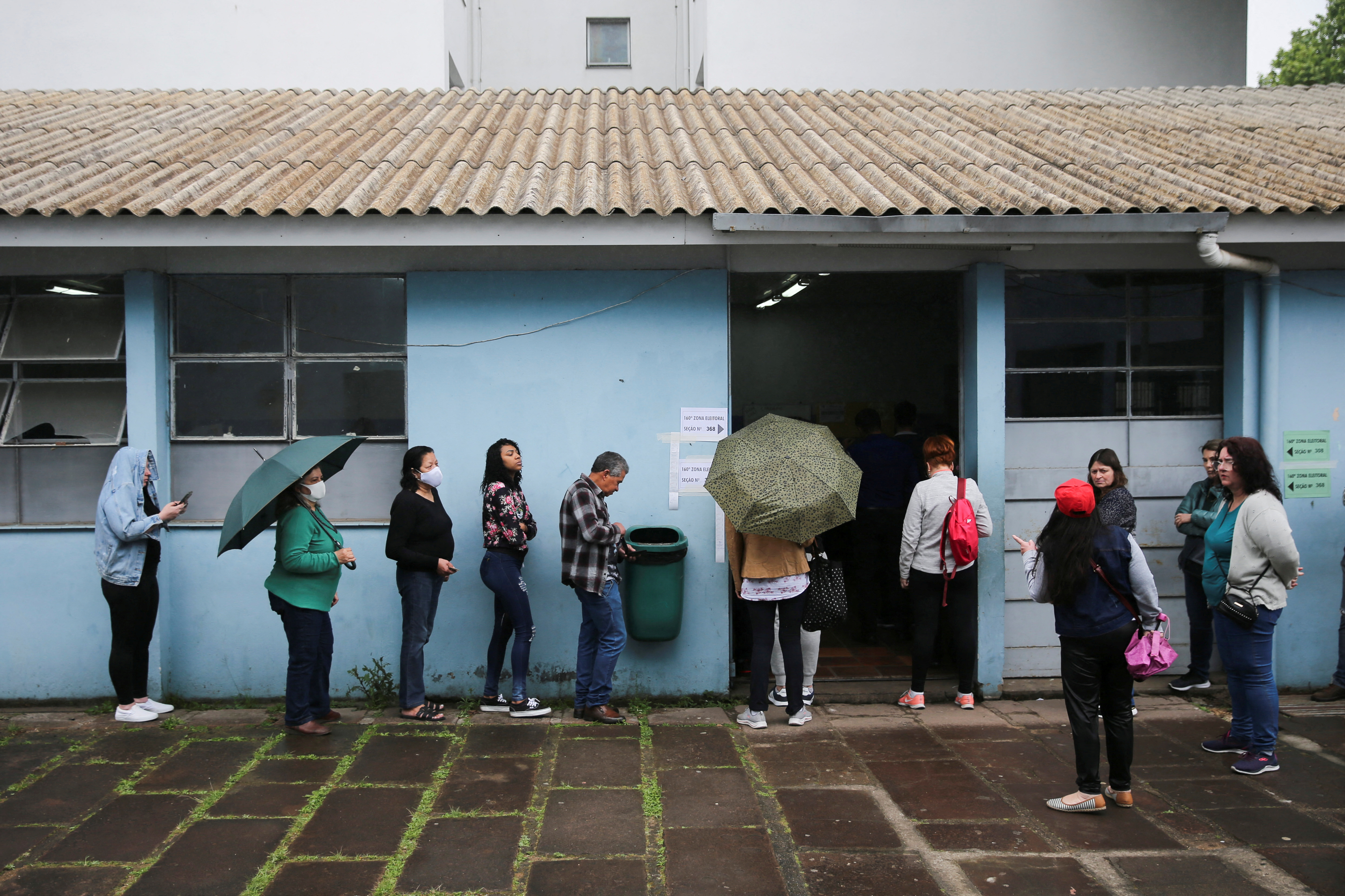 Gente en la calle esperando para votar (REUTERS/Diego Vara)