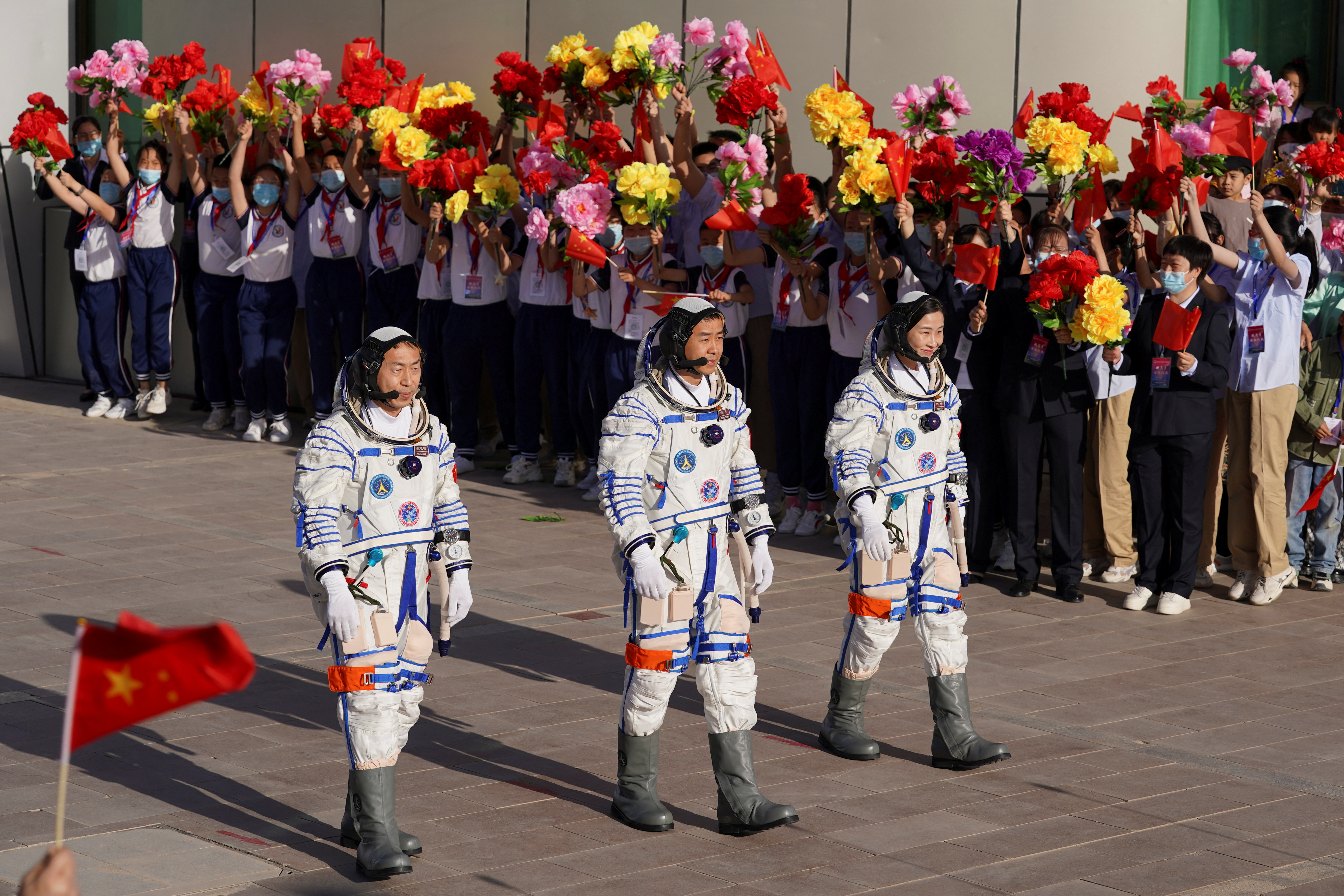 Los astronautas chinos Chen Dong, Liu Yang y Cai Xuzhe asisten a una ceremonia de despedida antes del lanzamiento del cohete portador Long March-2F, que transporta la nave espacial Shenzhou-14 para una misión con tripulación para construir la estación espacial de China, en el Centro de Lanzamiento de Satélites de Jiuquan, cerca de Jiuquan, provincia de Gansu, China, el 5 de junio de 2022.