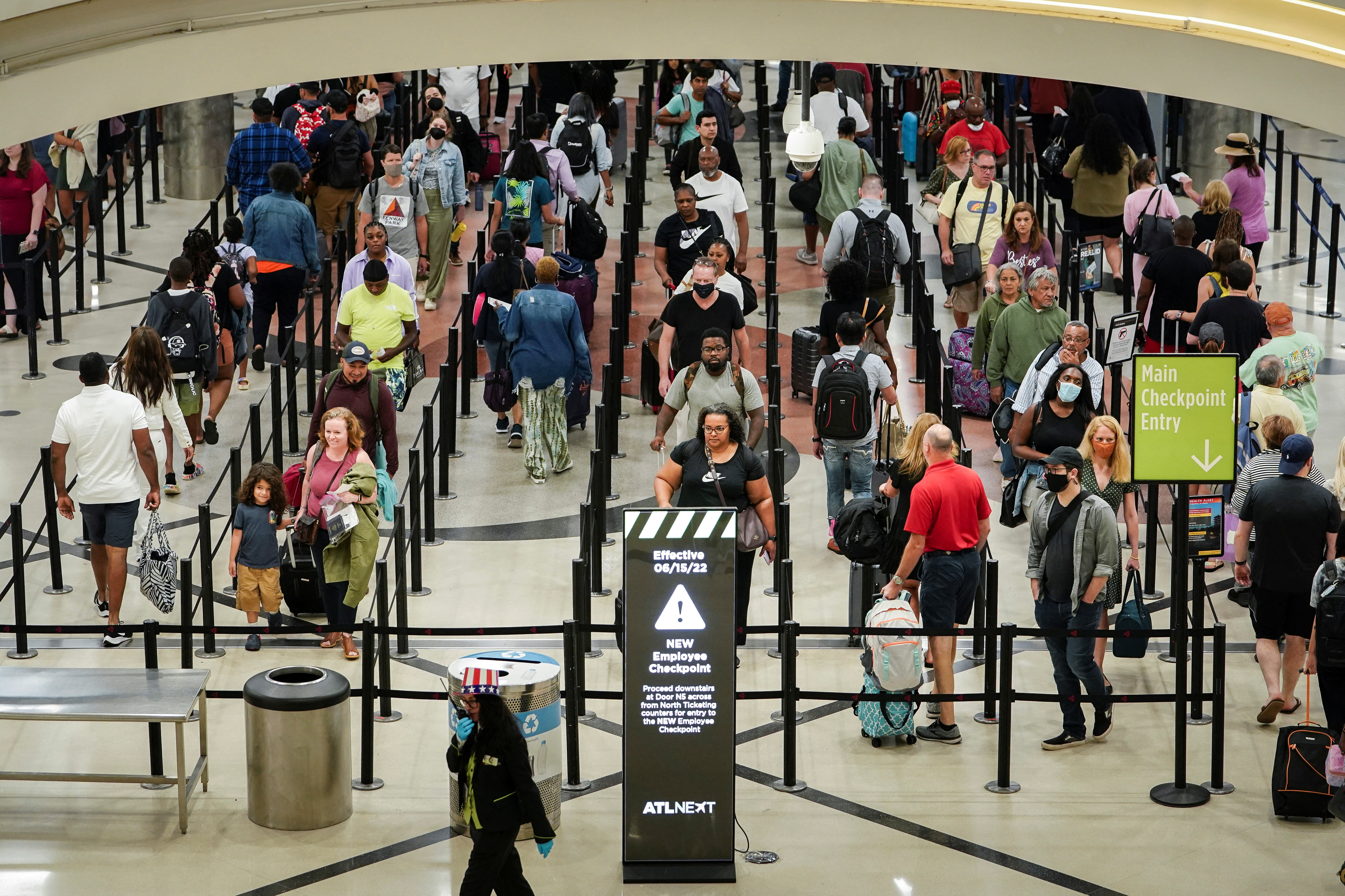 Passengers at Atlanta Airport (REUTERS/Elijah Nouvelage)