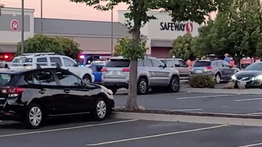 El estacionamiento del centro comercial en el que ocurrió el tiroteo