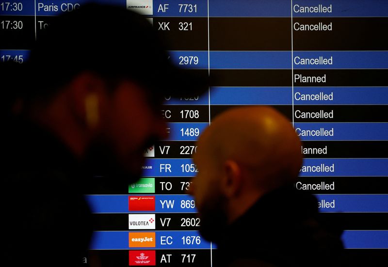 Los viajeros pasan frente a una pantalla de salida de vuelos que muestra una serie de cancelaciones durante una huelga de controladores aéreos en el aeropuerto de Nantes Atlantique en Bouguenais, cerca de Nantes, Francia. 16 de septiembre de 2022. REUTERS/Stephane Mahe