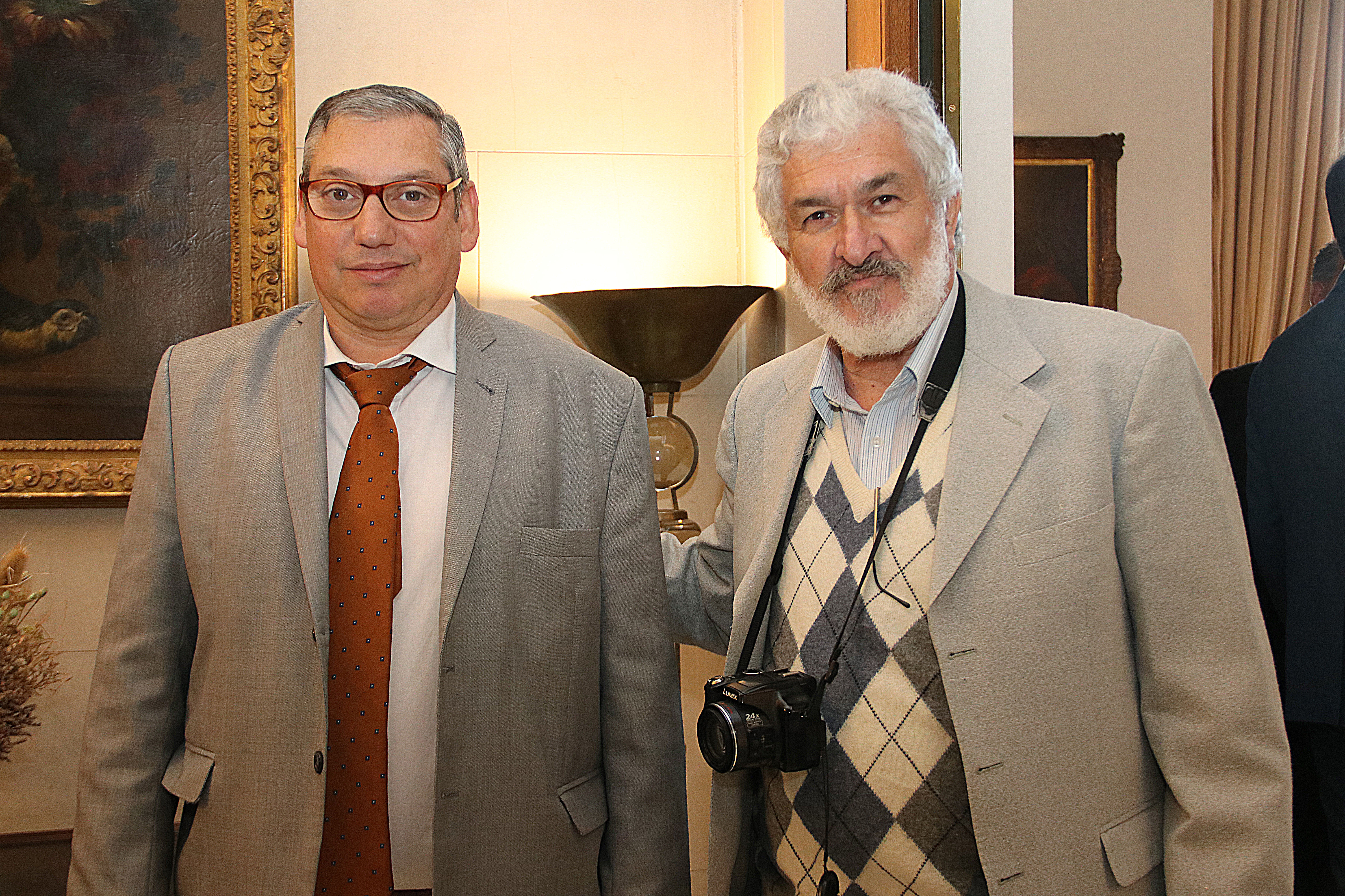 El embajador Carlos Enciso Christiansen junto al escritor, Schubert Flores 