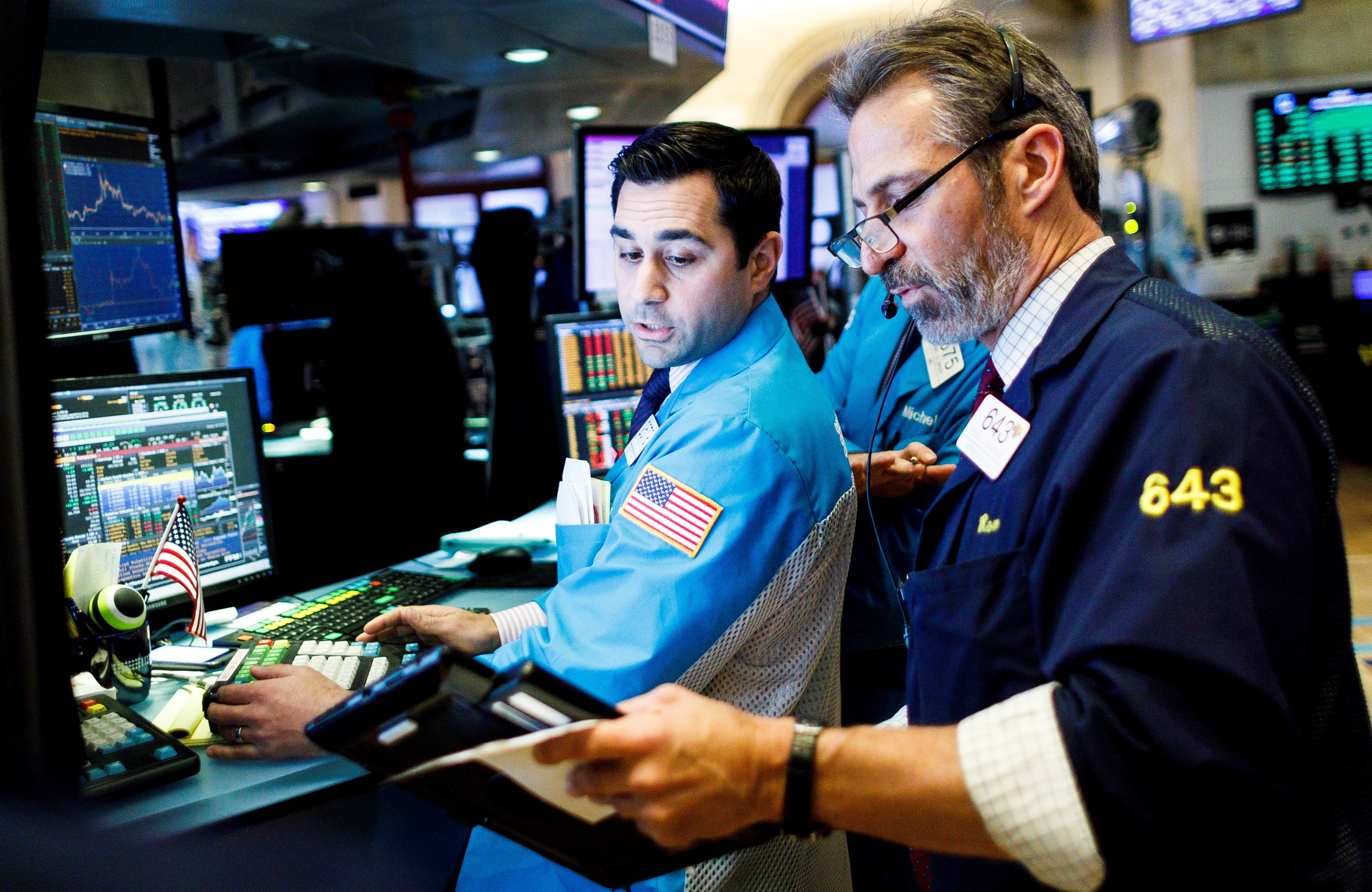 Stockbrokers work at the New York Stock Exchange (USA), in a file photograph.  EFE/Justin Lane
