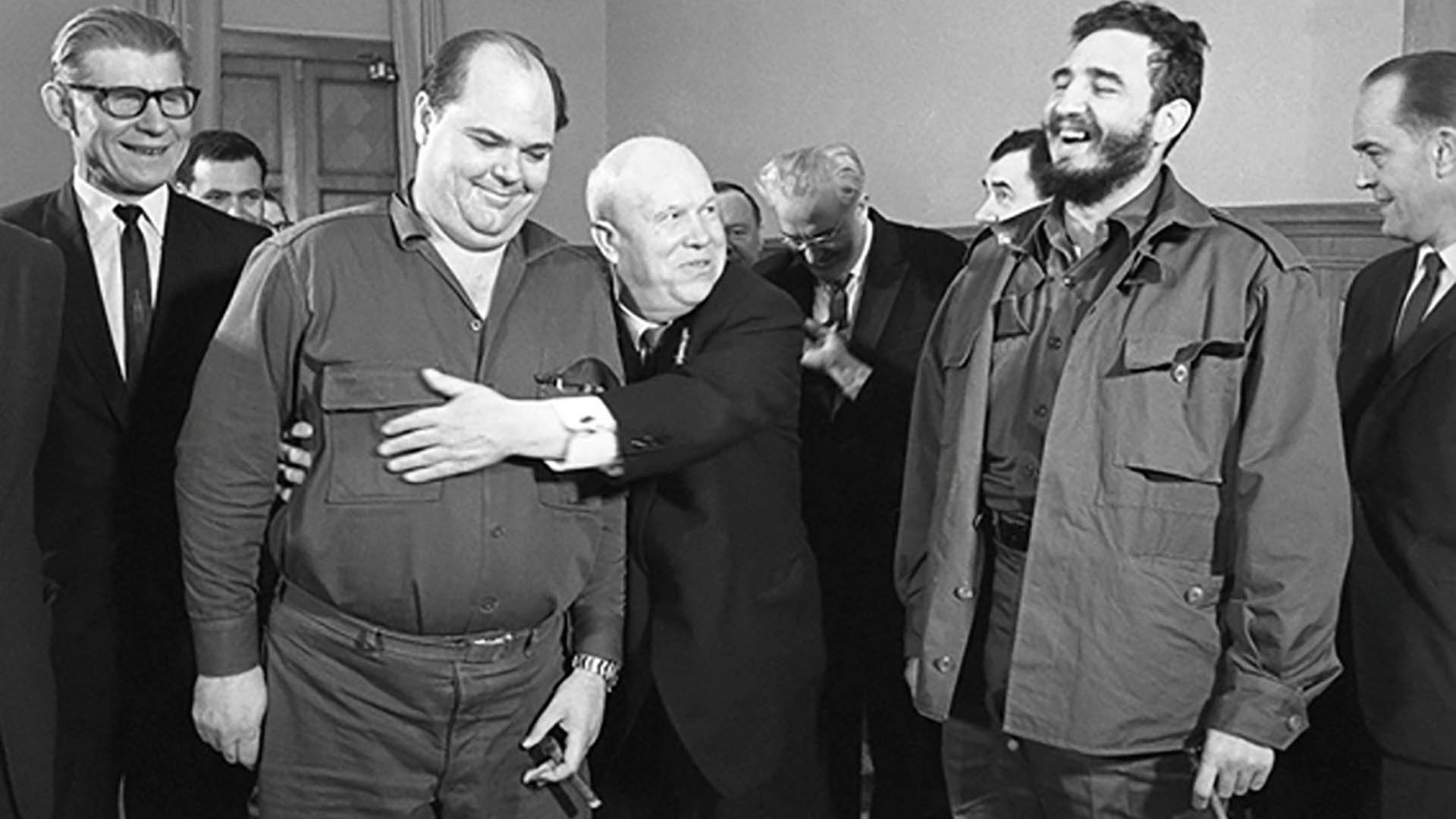 Emilio AragonÃ©s abrazado por Nikita Kruschev en MoscÃº, bajo la atenta mirada de Fidel Castro