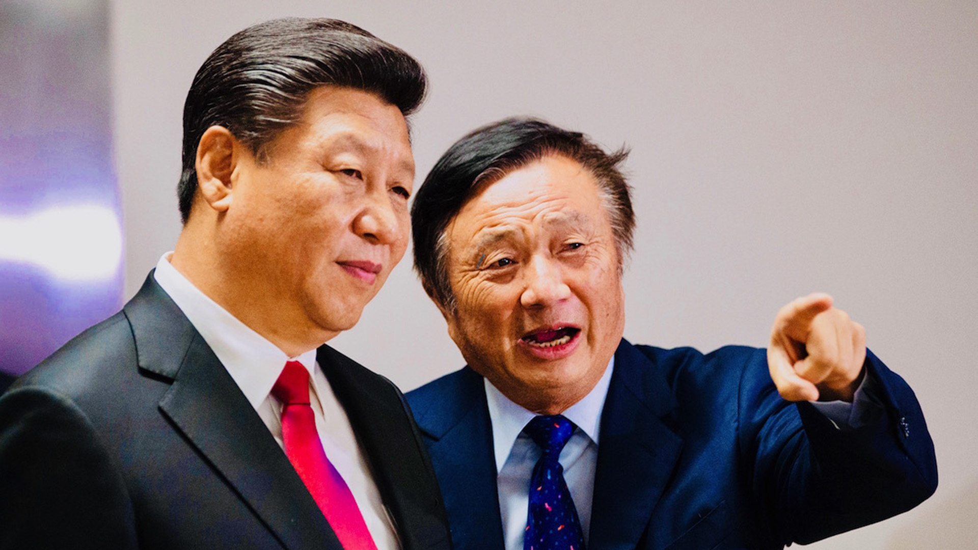 Ren Zhengfei (derecha), presidente de Huawei Technologies, muestra al jefe del régimen de China, Xi Jinping, las oficinas de la compañía en Londres en el segundo día de su visita de estado (PA)