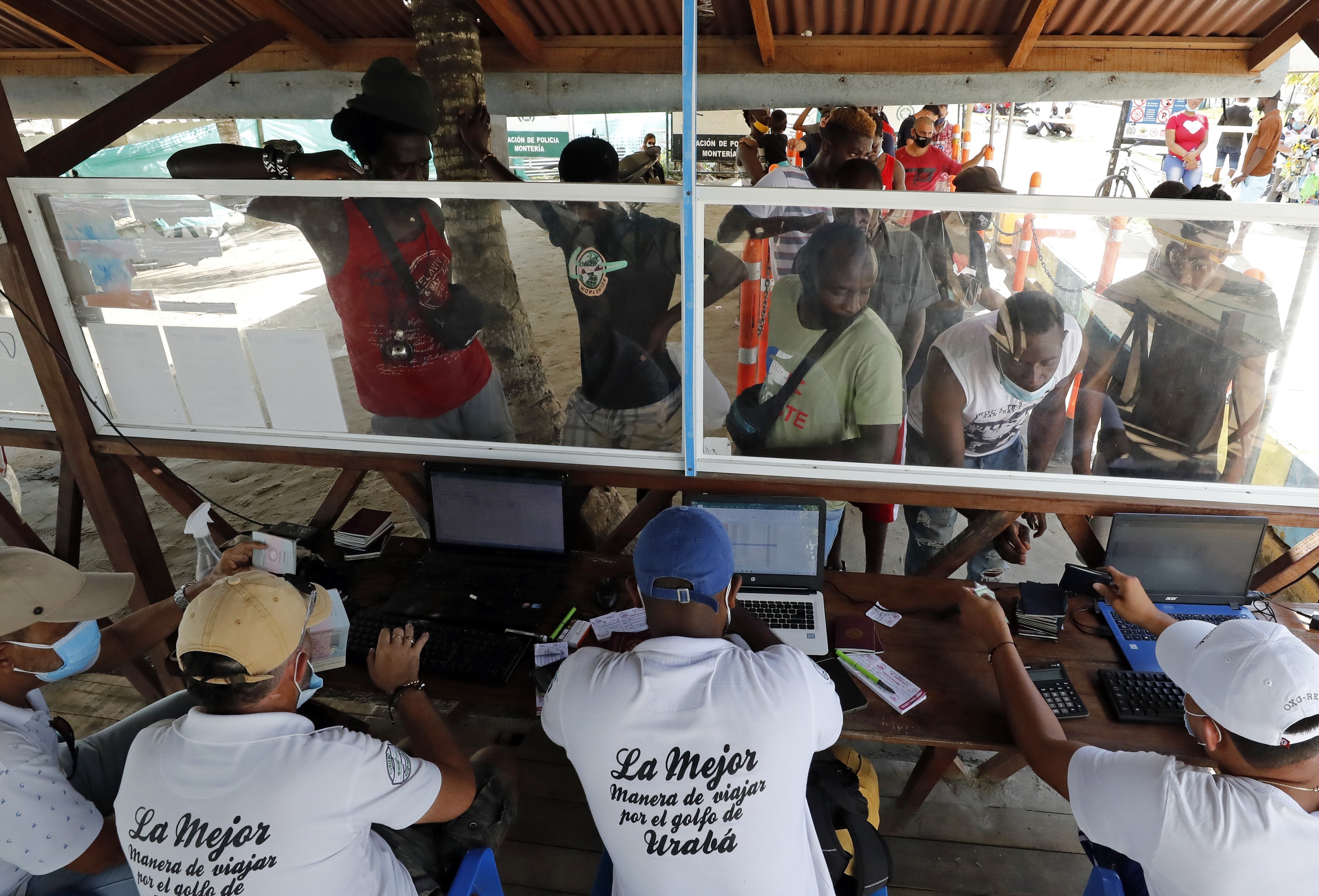 Fotografía tomada el pasado 3 de mayo en la que se registró a decenas de migrantes, de diversas partes del mundo, al comprar tiquetes para viajar a Capurganá, en el embarcadero de Necoclí (Colombia). EFE/Mauricio Dueñas/Archivo
