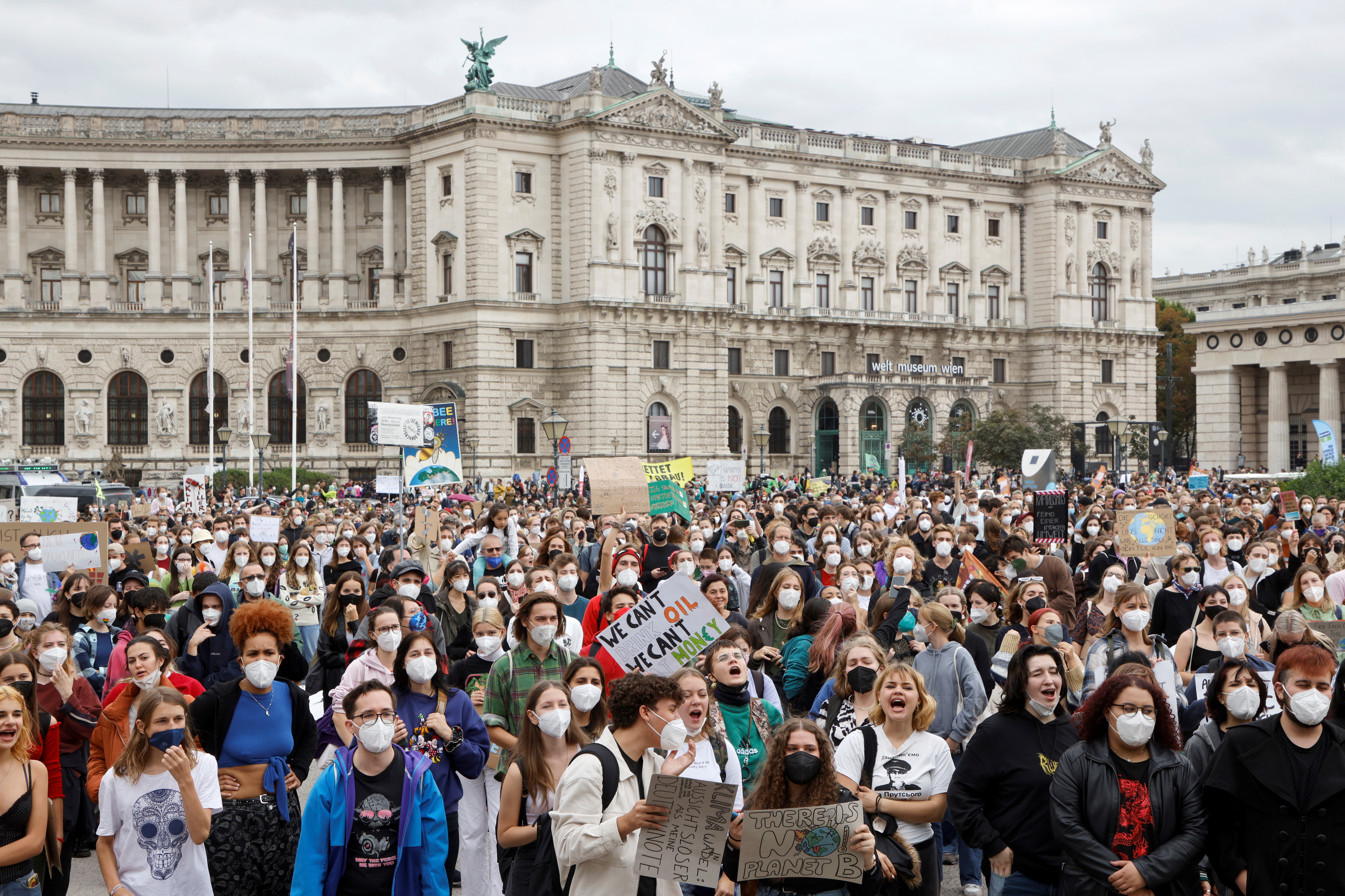 La gente se reune en Viena. Un informe histórico de la ONU sobre ciencia climática advirtió en agosto que la actividad humana ya ha provocado alteraciones climáticas durante décadas (Foto: REUTERS/Leonhard Foeger)