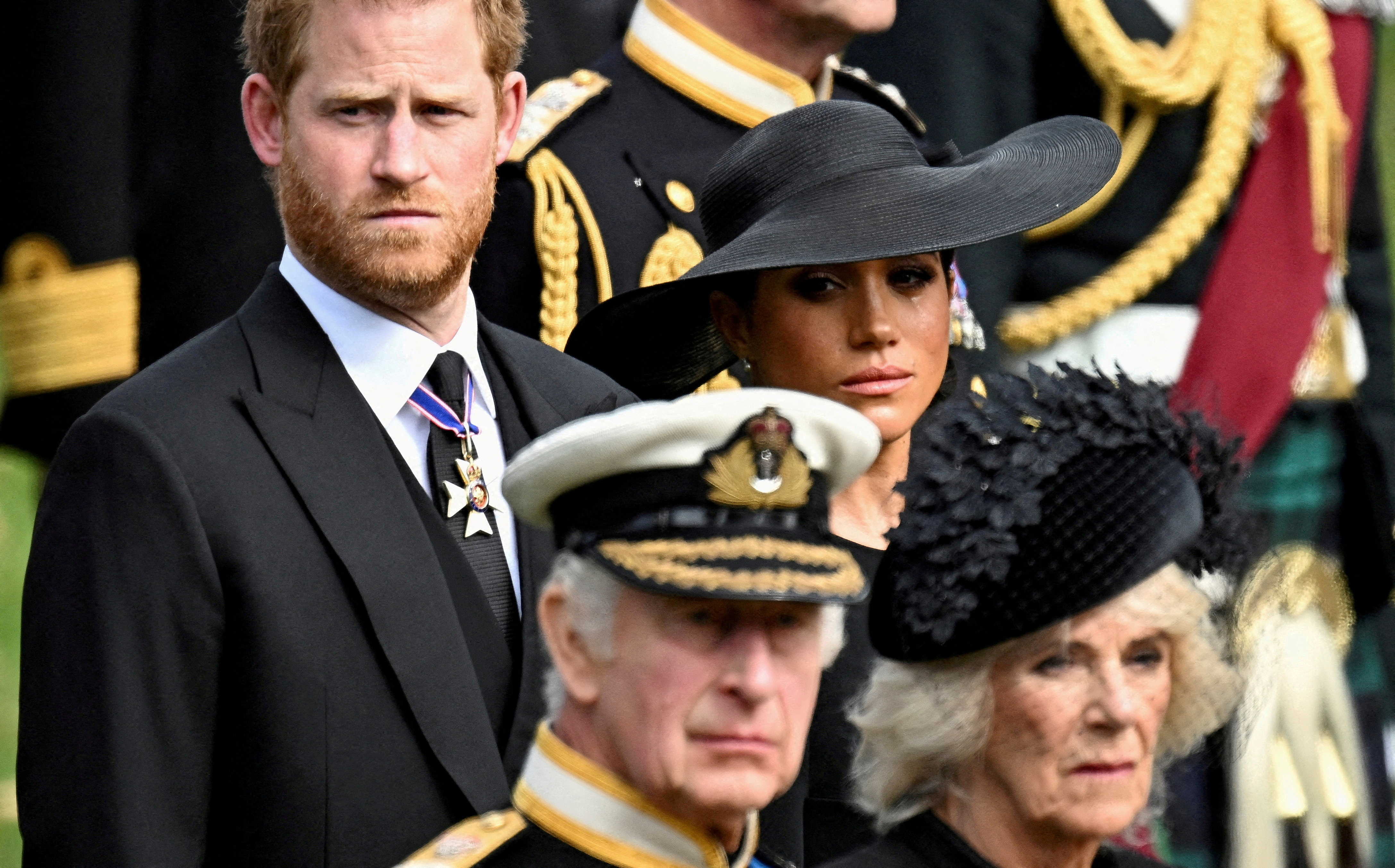 La duquesa de Sussex llora mientras ella, el príncipe Harry, el duque de Sussex, la reina Camila y el rey Carlos II asisten al funeral de estado y entierro de la reina Isabel en Londres, el 19 de septiembre de 2022 (Reuters)