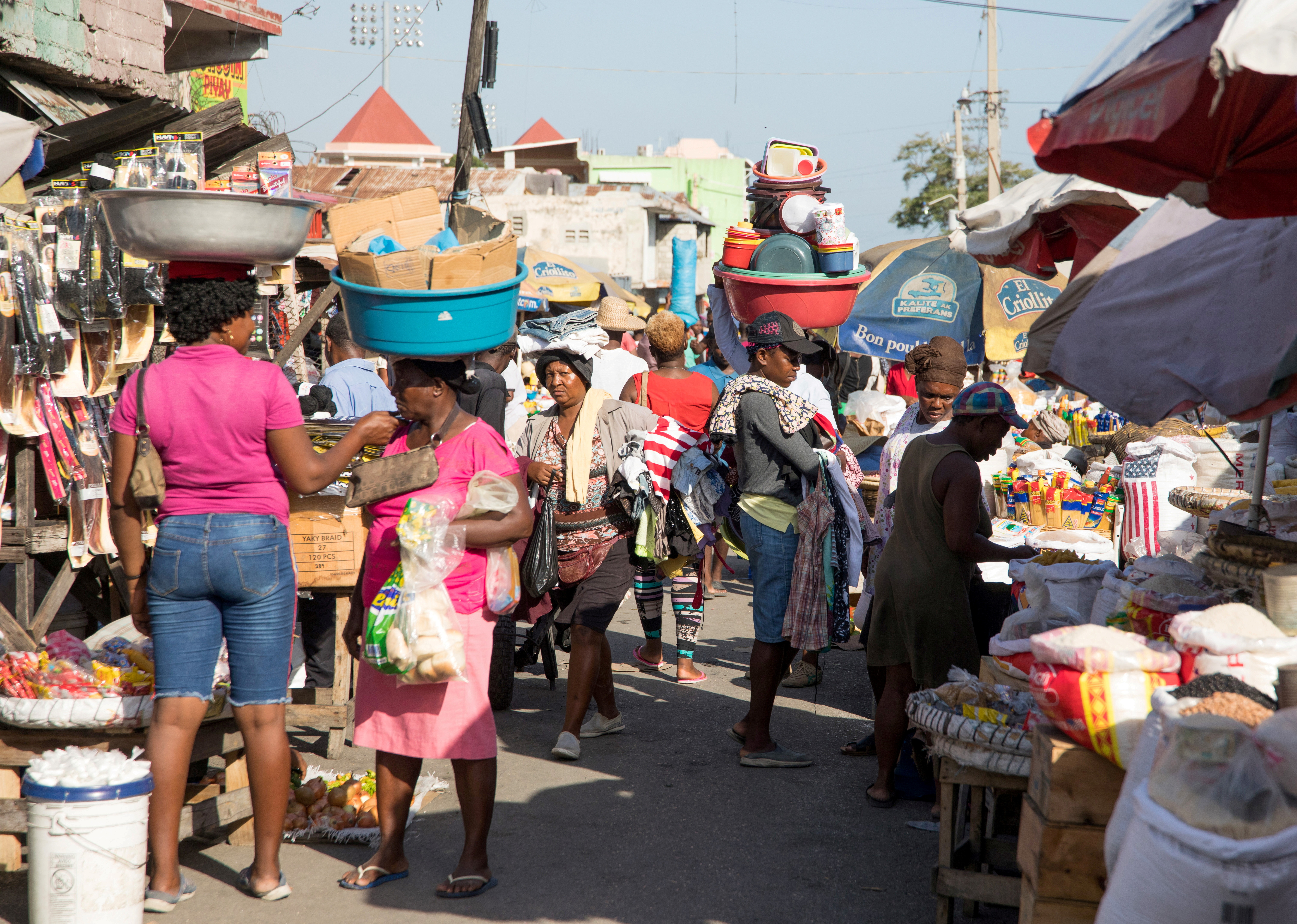 La gente camina en un mercado en Puerto Príncipe, el 24 de mayo de 2021 (REUTERS/Valerie Baeriswyl/File Photo)