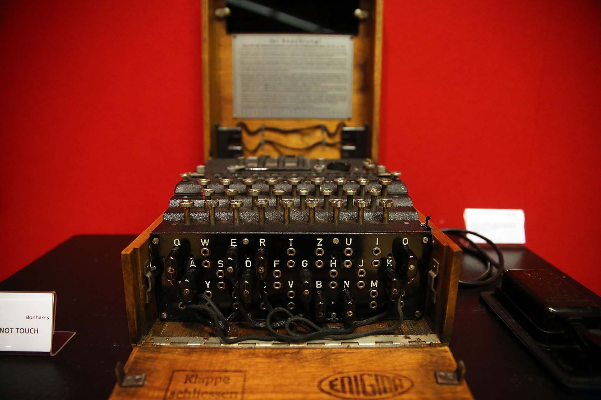 Una máquina de cifrado Enigma en funcionamiento que, junto con el cuaderno de 56 páginas de 1942 perteneciente al descifrador de códigos Alan Turing, se subastaron en la casa de subastas de Bonham el 9 de abril de 2015 en la ciudad de Nueva York (Spencer Platt/Getty Images)