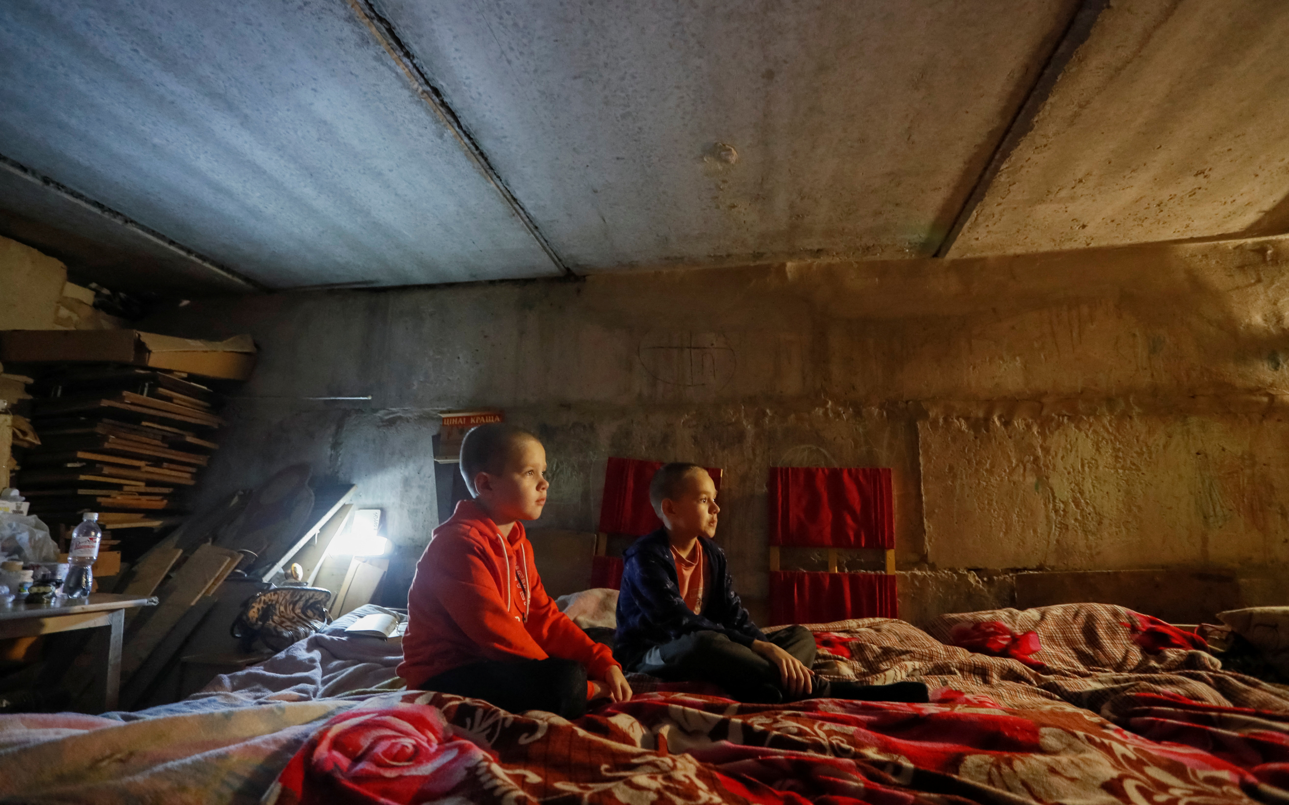 Niños sentados en un refugio antibombas en el transcurso del conflicto entre Ucrania y Rusia en la ciudad de Rubizhne en la región de Luhansk, Ucrania 1 de junio de 2022. REUTERS/Alexander Ermochenko