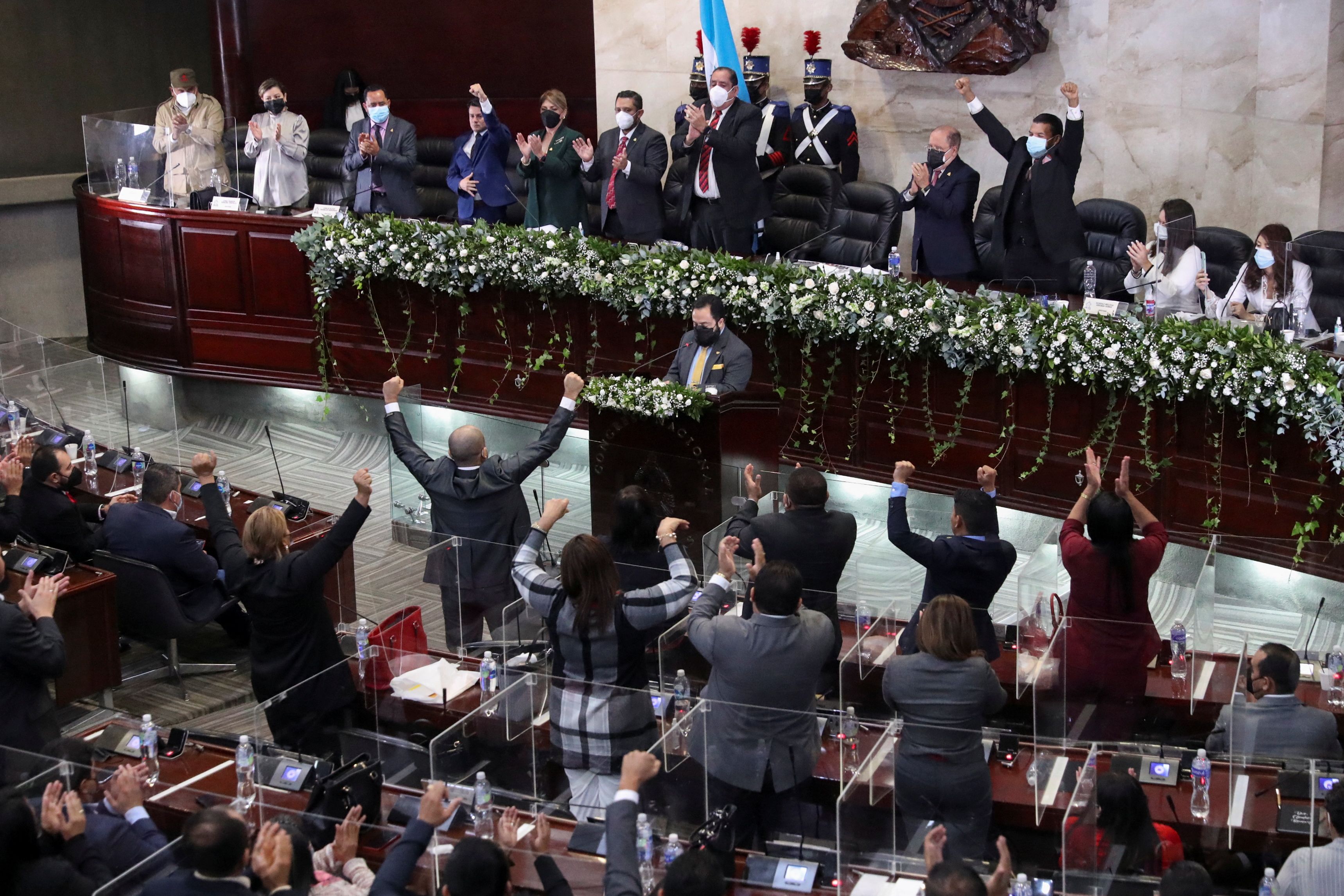 Miembros del Congreso que respaldan a Luis Redondo, aliado de la presidenta electa Xiomara Castro, juran por la instalación de una de las dos legislaturas en Honduras (REUTERS/Edgard Garrido)