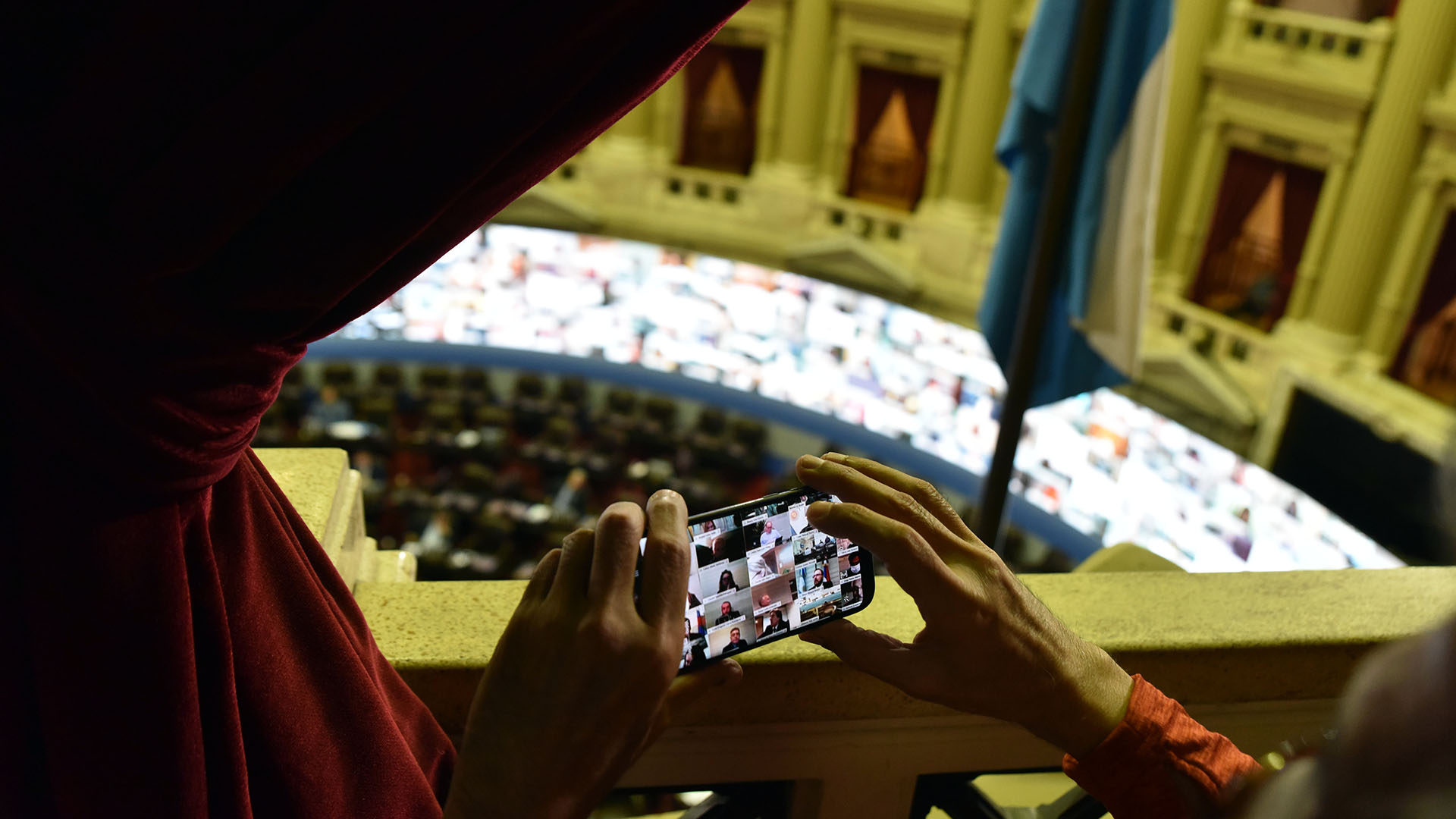 El registro de una imagen impensada: los legisladores sesionando mediante una pantalla