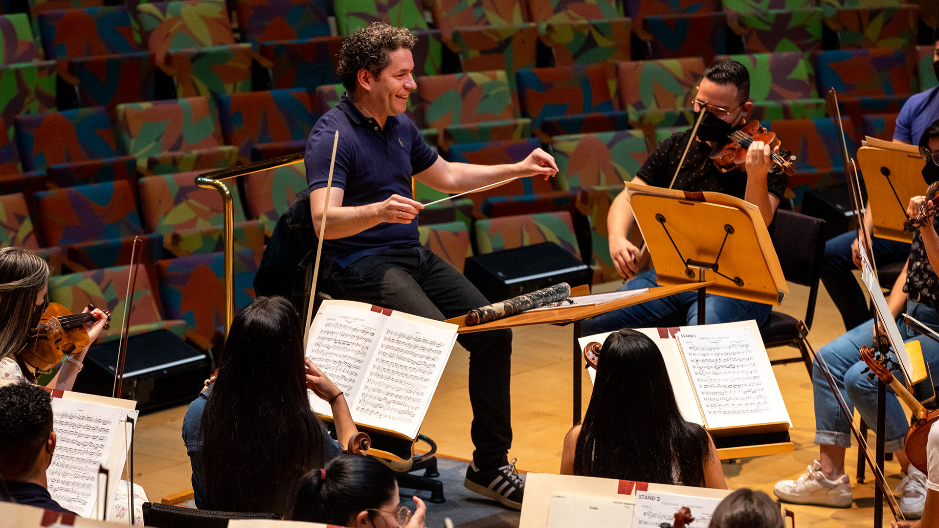 Gustavo Dudamel durante un ensayo de la "Orquesta del Encuentro" en el Walt Disney Concert Hall, en Los Ángeles (California, EE.UU.). EFE/María Romero