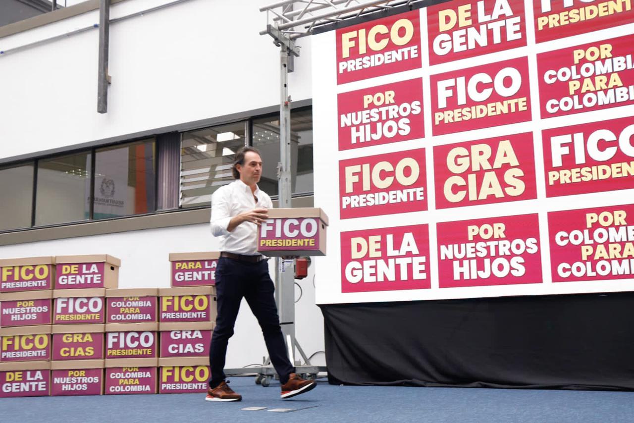 Federico “Fico” Gutiérrez quien entregó oficialmente las firmas para avalar su candidatura a la Presidencia de la República. Foto: Cortesía.