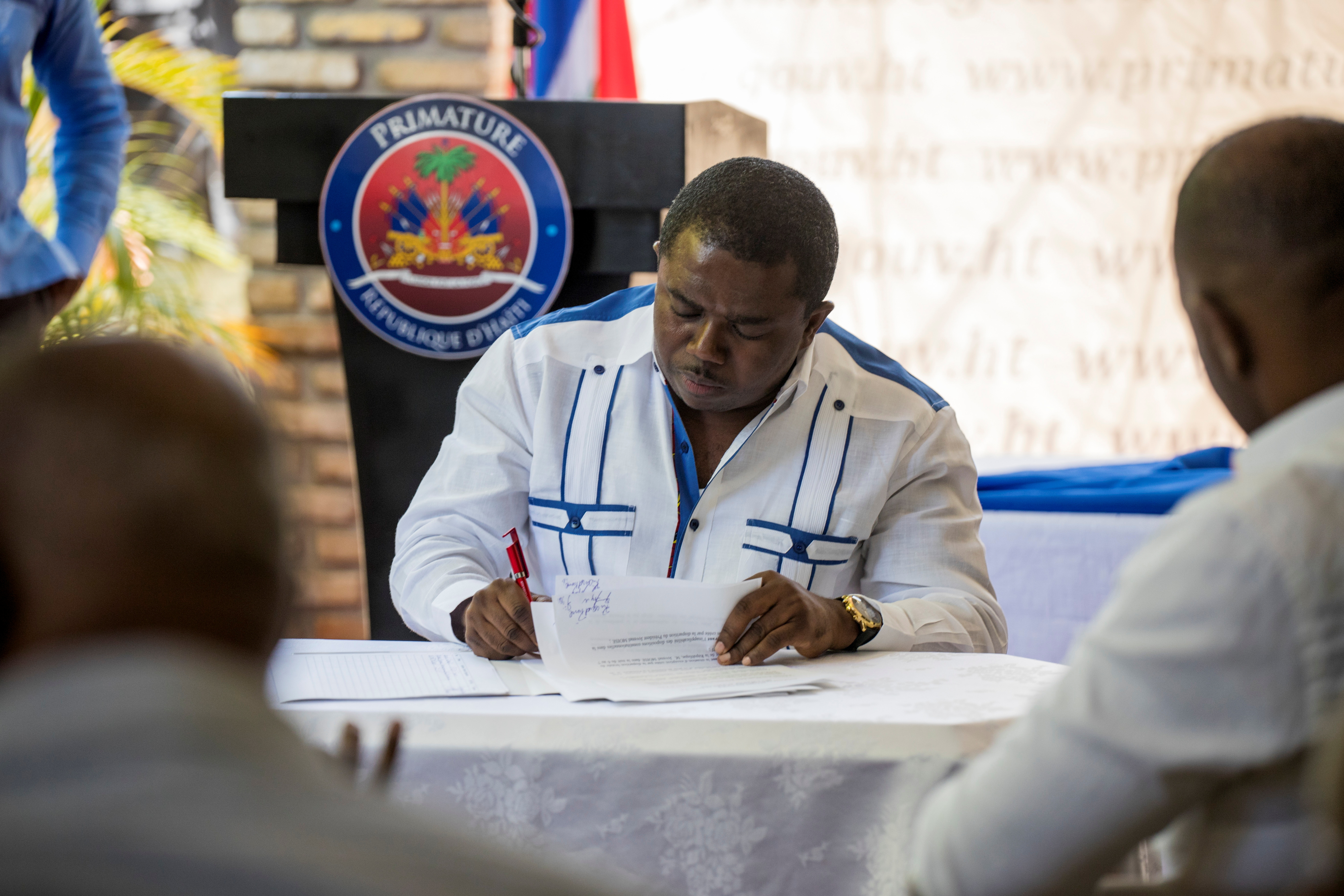 El portavoz del Sector Popular y Democrático de Haití, Andre Michel, también firmó el acuerdo (FOTO: REUTERS)