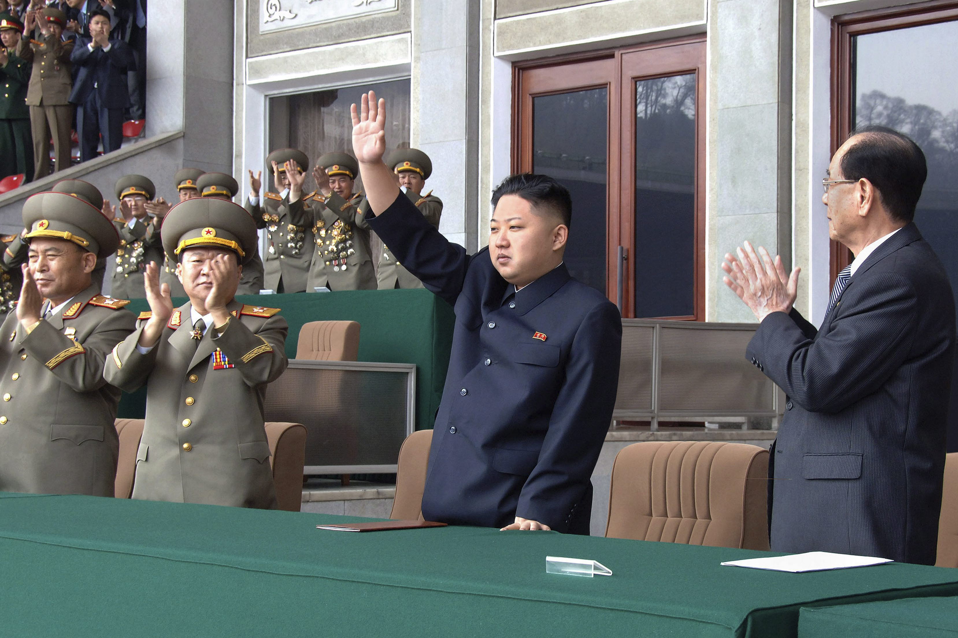 Fotografía disponible por la Agencia Norcoreana de Noticias (KCNA) en la que aparece el líder Kim Jong-un (c) mientras saluda a los asistentes al estadio Kim Il Sung, en una fotografía de archivo. EFE/KCNA
