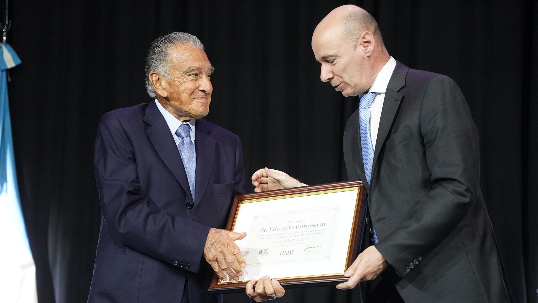 Eduardo Eurnekian recibió el doctorado honoris causa de la Universidad Argentina de la Empresa