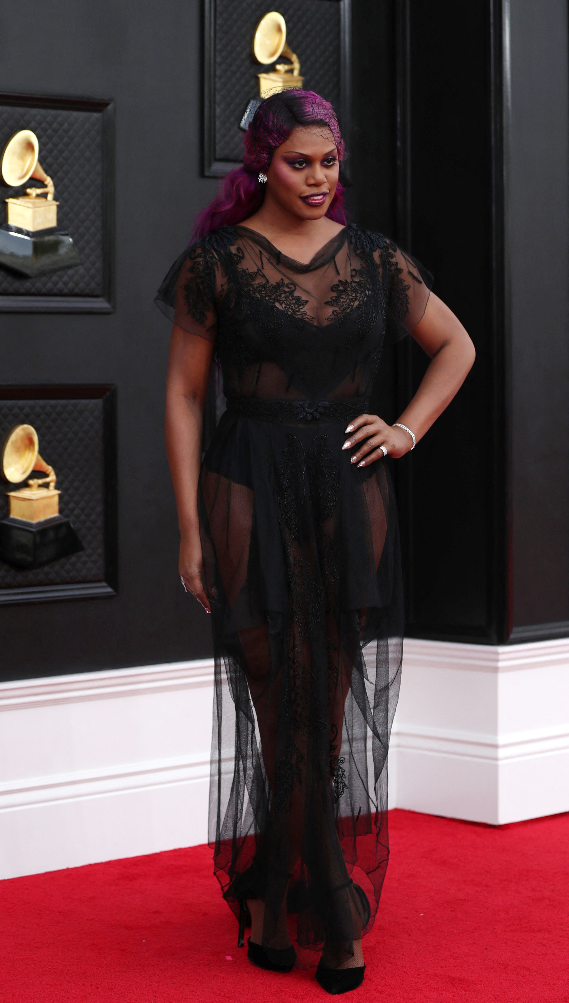 Laverne Cox llevó un diseño que ya venimos viendo hace unos años con bañador debajo y top, túnica ultra transparente y algo de encaje. Pelo y maquillaje muy exageradamente drag queen (REUTERS/Maria Alejandra Cardona)