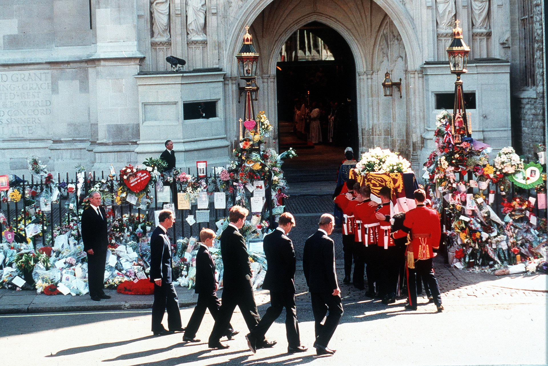 El funeral de Lady Di es uno de los más multitudinarios y recordados por la sociedad inglesa. Sobre el ataúd se colocó el estandarte real, pese a que Diana, tras su divorcio, ya no era miembro de la familia (Photo by Anwar Hussein/Getty Images)