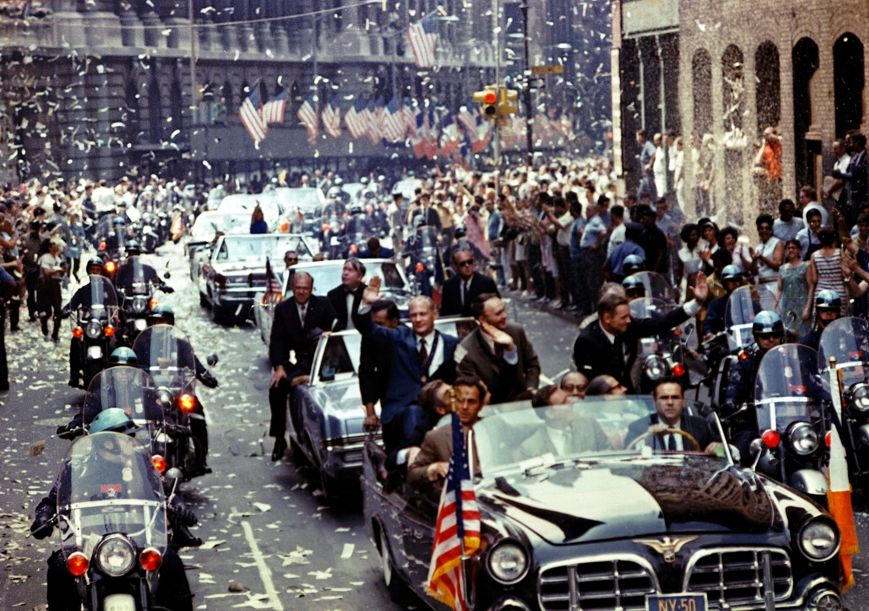 Buzz Aldrin, Michael Collins y Neil Armstrong, durante un desfile por Broadway y Park Avenue en Nueva York, el 13 de Agosto de 1969 (Bill Taub/NASA/Handout via REUTERS)
