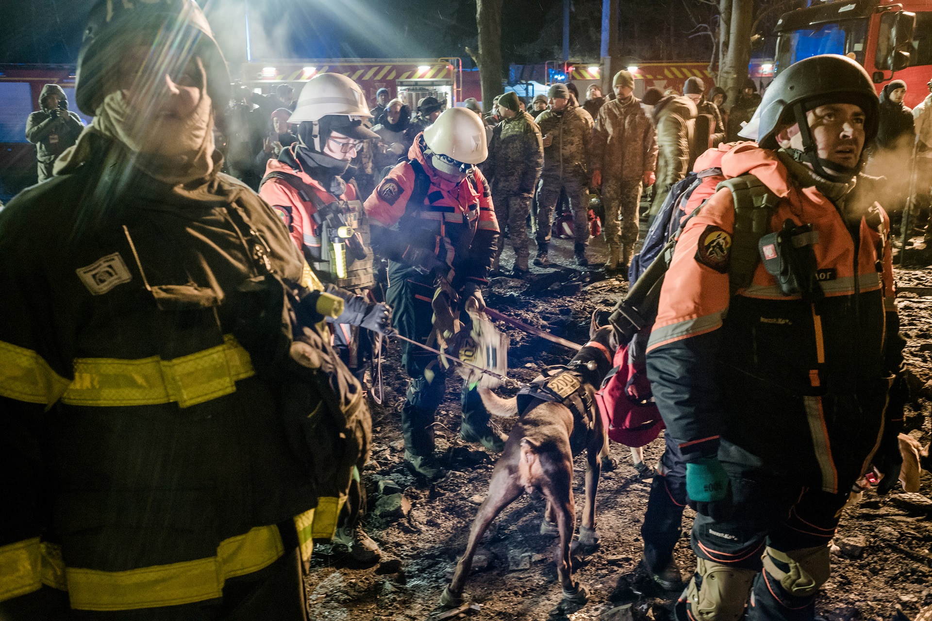 Rescatistas trabajan para buscar sobrevivientes entre los escombros de un edificio atacado por las feruzas rusas en Dnipro (fotos: Washington Post/Wojciech Grzedzinski)