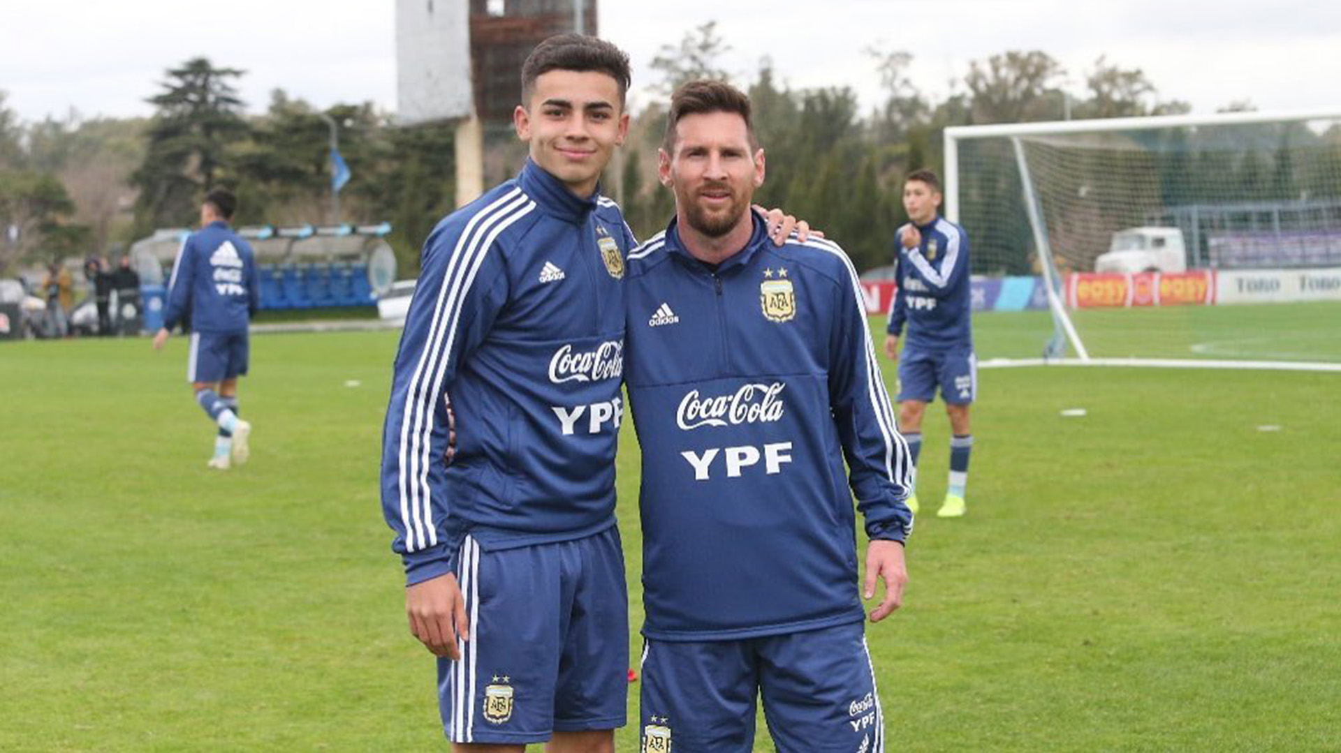Santiago Simón junto a Lionel Messi en el predio de la AFA (IG: @santisimon7)
