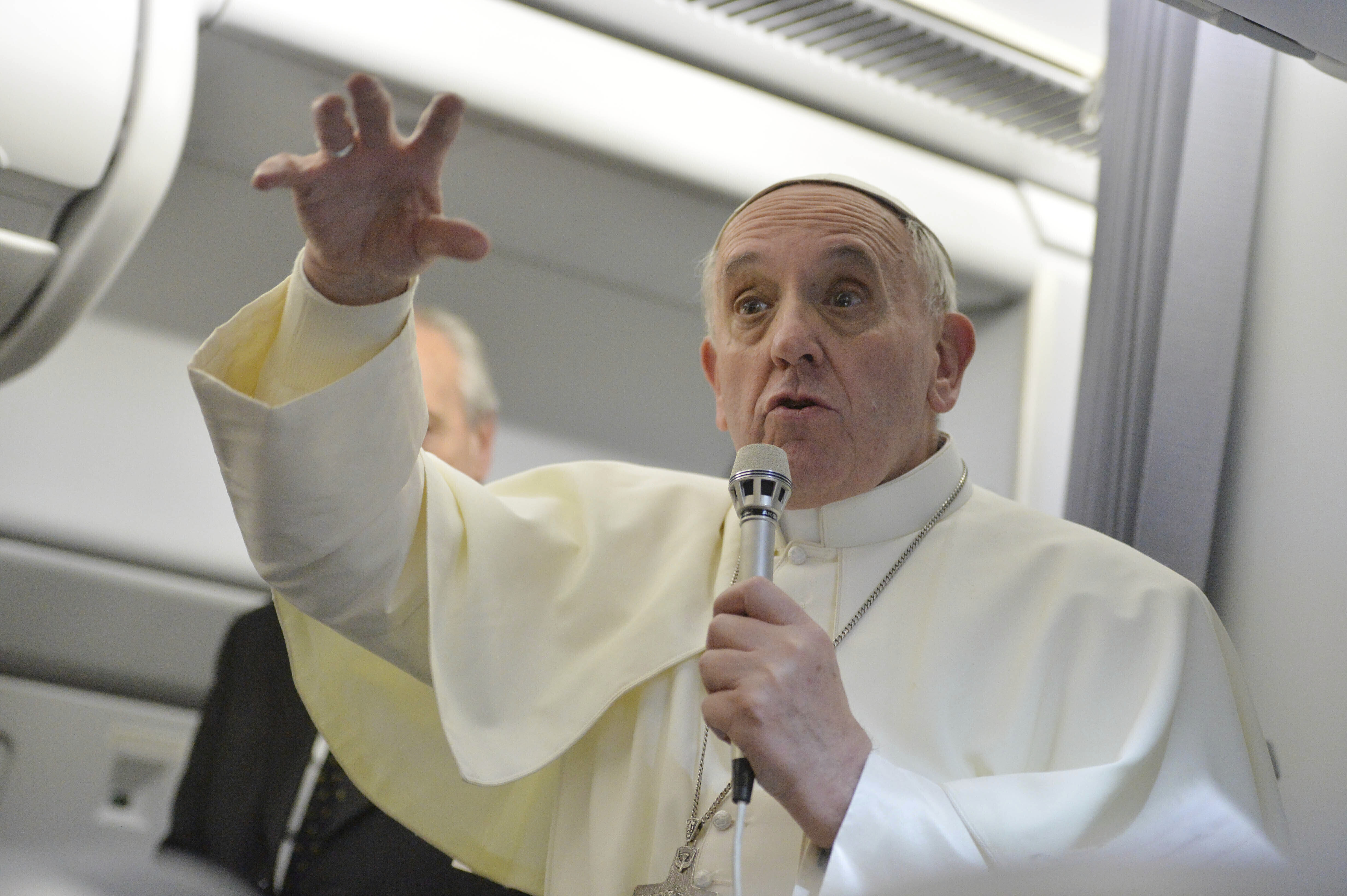 El papa Francisco responde a las preguntas de los periodistas durante una conferencia de prensa a bordo del vuelo papal el 29 de julio de 2013 (AP / Luca Zennaro)