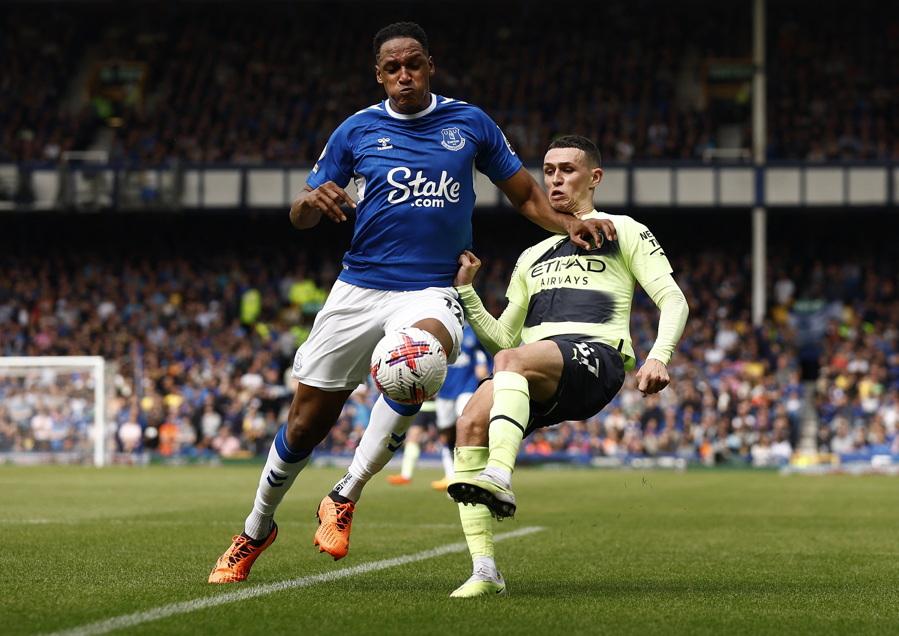 Yerry Mina y el Everton quedaron al borde del descenso: cayeron por 3-0 ante el Manchester City