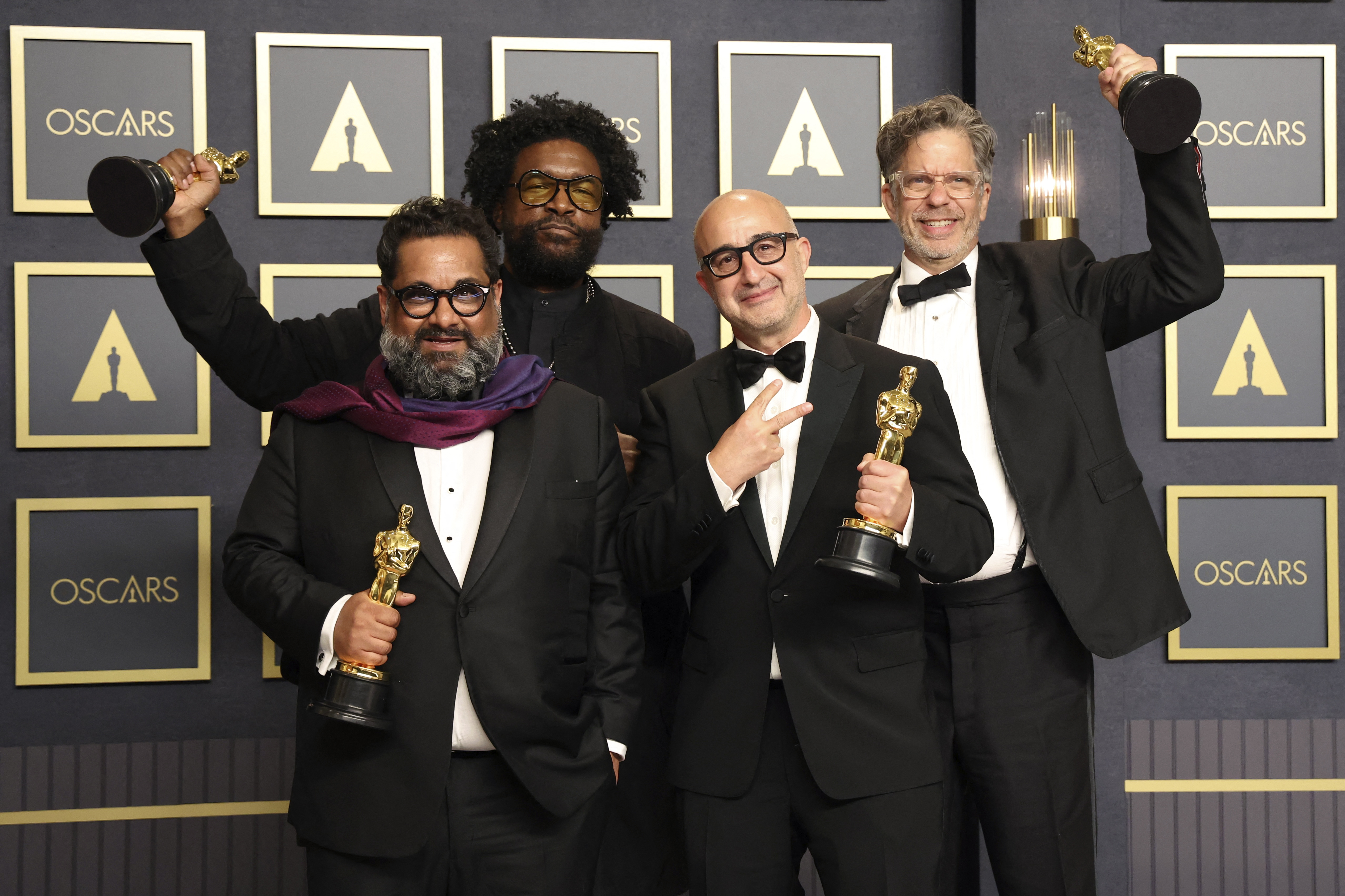 Ahmir "Questlove" Thompson, Joseph Patel, Robert Fyvolent y David Dinerstein con el Oscar al Mejor Documental por "Summer of Soul (REUTERS/Mario Anzuoni)