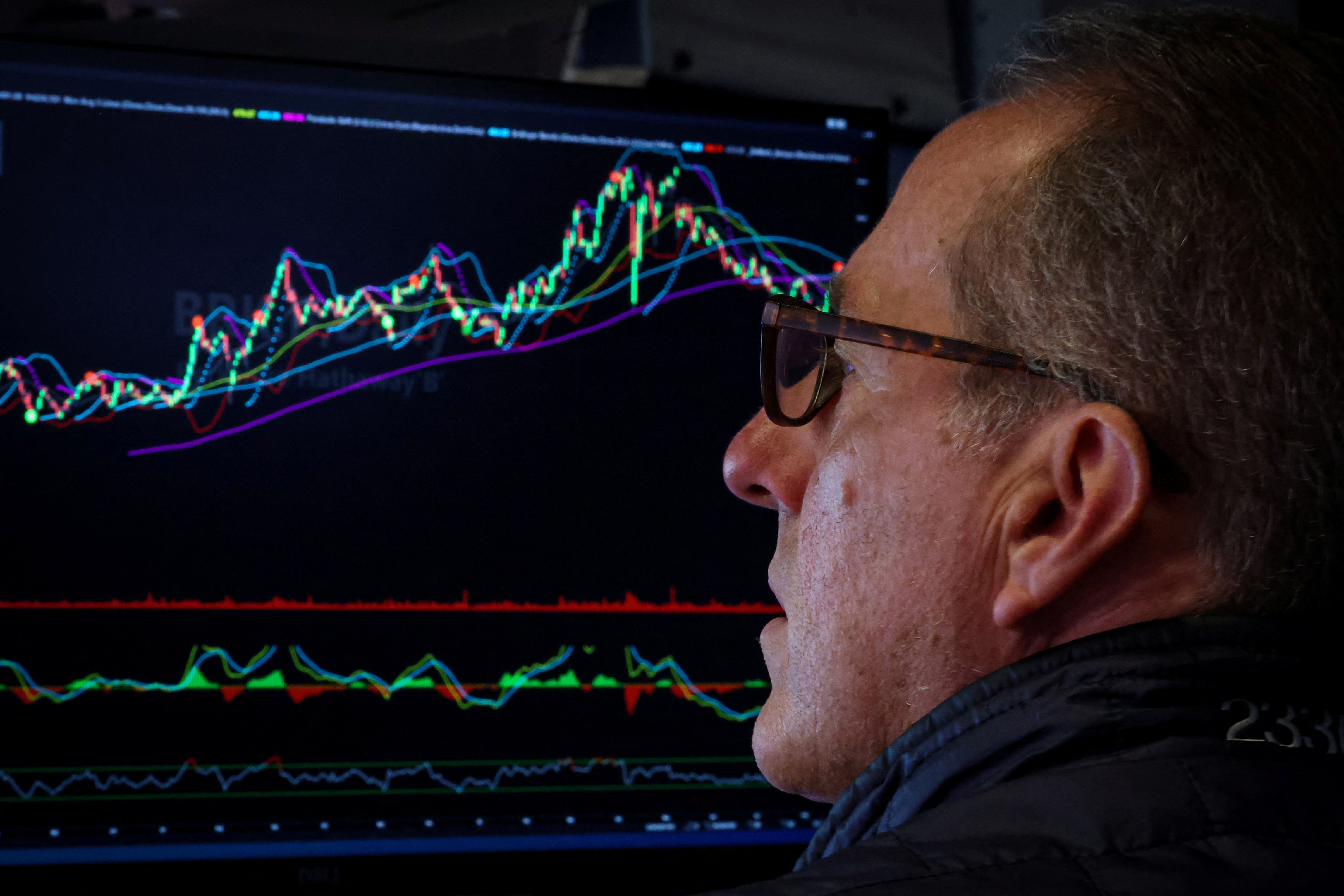 Mercados: las acciones y los bonos perdieron fuerza mientras se sostuvieron las tasas altas
