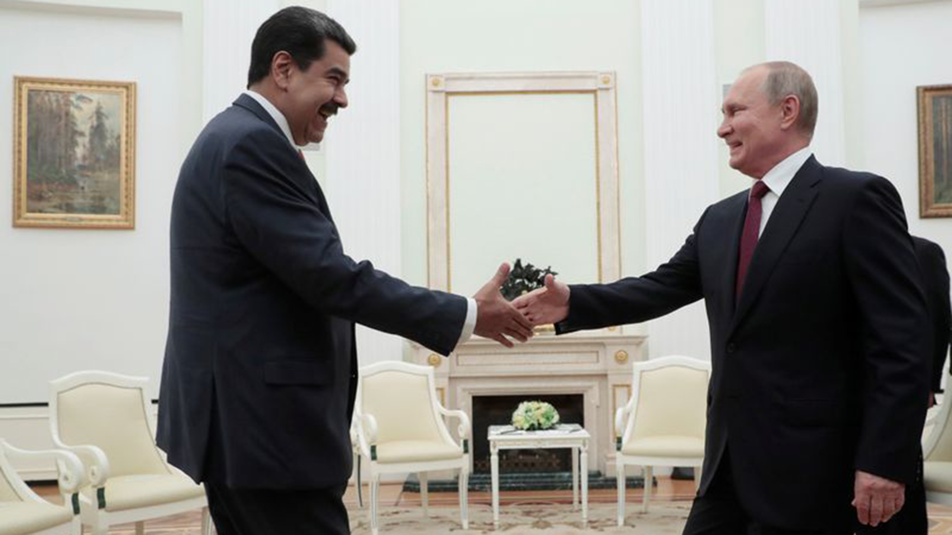 El presidente ruso Vladimir Putin le da la mano a Nicolás Maduro durante una reunión en el Kremlin el 25 de septiembre de 2019. Sergei Chirikov/Pool vía REUTERS
