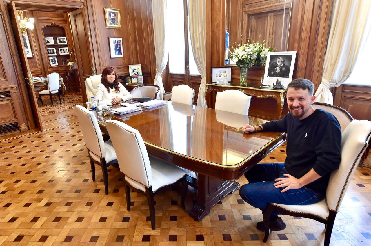 Cristina Kirchner recibió al fundador de Podemos, Pablo Iglesias, en su despacho del Senado en agosto del año pasado. El español fue vice de Sánchez, pero renunció y abandonó la política partidaria. (foto @CFKArgentina)