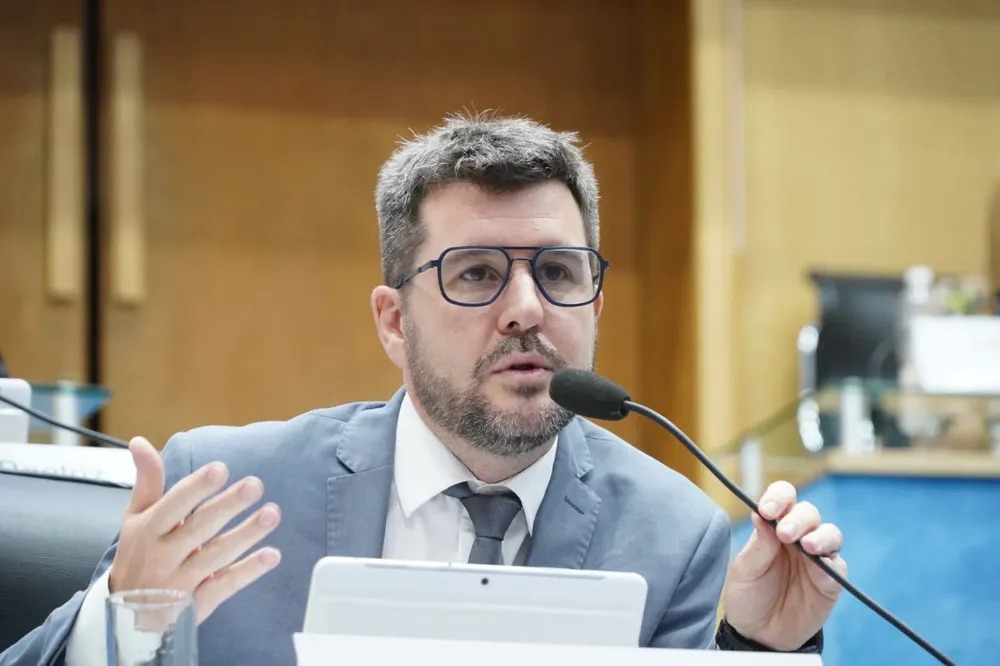 Furiosa persecución y choque en Wilde: un patrullero y un auto terminaron subidos a la vereda