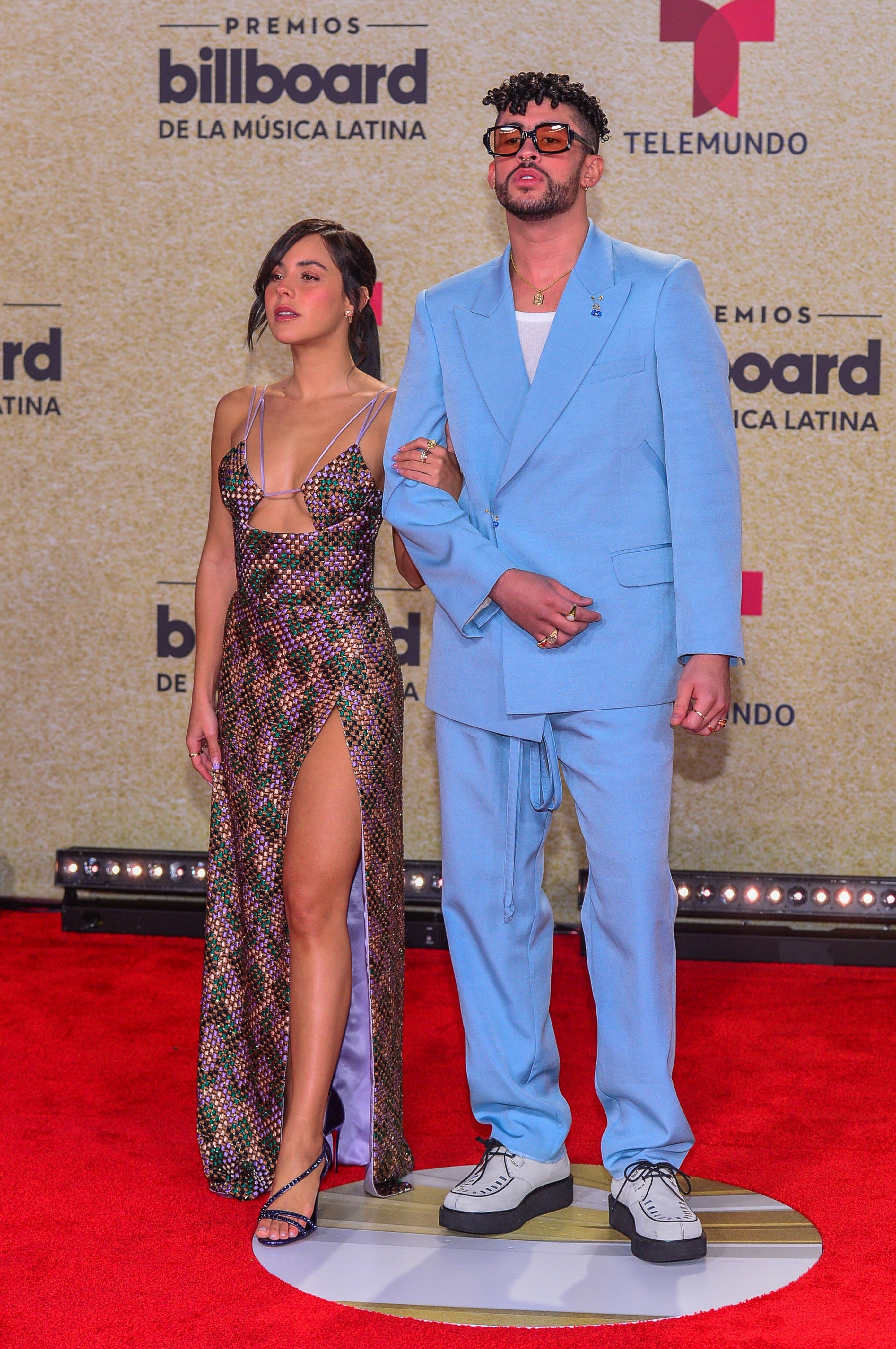 El cantante puertorriqueño Bad Bunny y su novia Gabriela Berlingeri posan en la alfombra roja de los Premios Billboard de la Música Latina este jueves en el Watsco Center en Miami, Florida (EE.UU.). EFE/Giorgio Viera