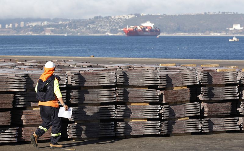 Una carga de cátodos de cobre listos para ser embarcada con destino a Asia en el puerto de Valparaíso, Chile.  El país trasandino es el principal productor mundial del metal, pero en 2022 su producción declinó
REUTERS/Rodrigo Garrido/Archivo