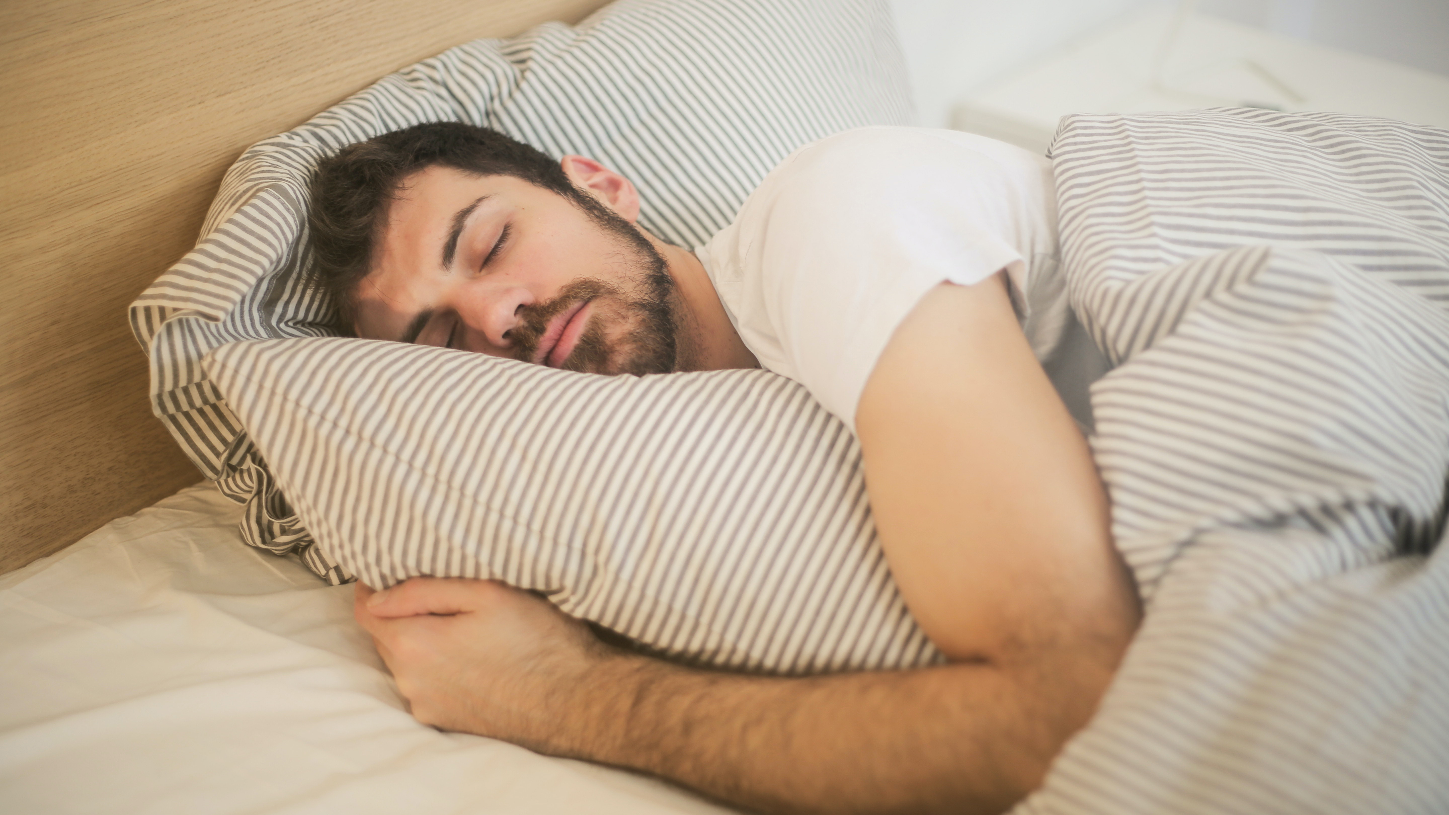 Según el nuevo estudio, unas 7 horas de sueño es el descanso nocturno ideal para las personas a partir de la mediana edad (Foto: Pexels)
