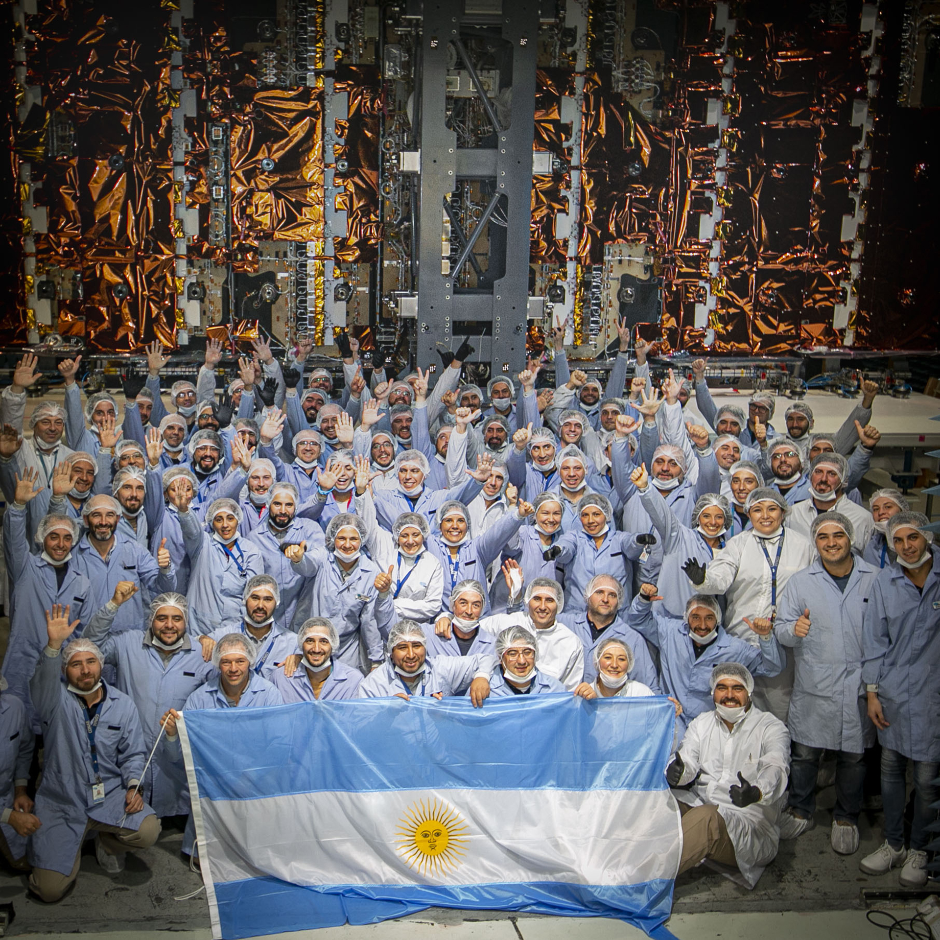 El equipo de ingenieros, técnicos y staff que participó en la construcción del satélite argentino (CONAE)