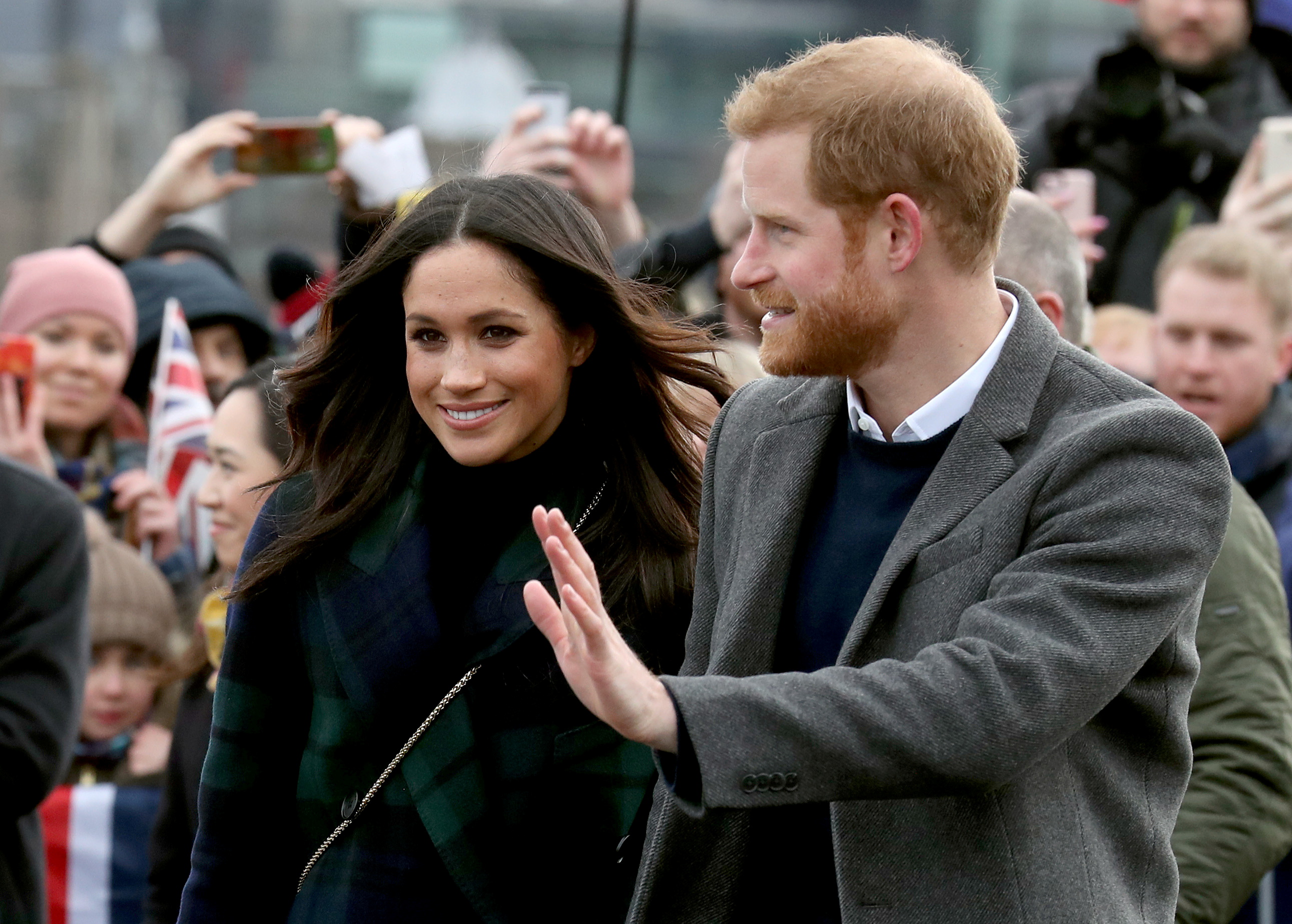 Meghan Markle y el príncipe británico Harry, 13 de febrero de 2018. (REUTERS/Andrew Milligan)