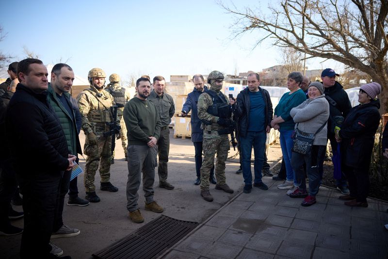 El presidente de Ucrania, Volodímir Zelensky, habla con los residentes locales en un pueblo de la región de Kherson (Servicio de Prensa Presidencial de Ucrania/Distribuida vía REUTERS)