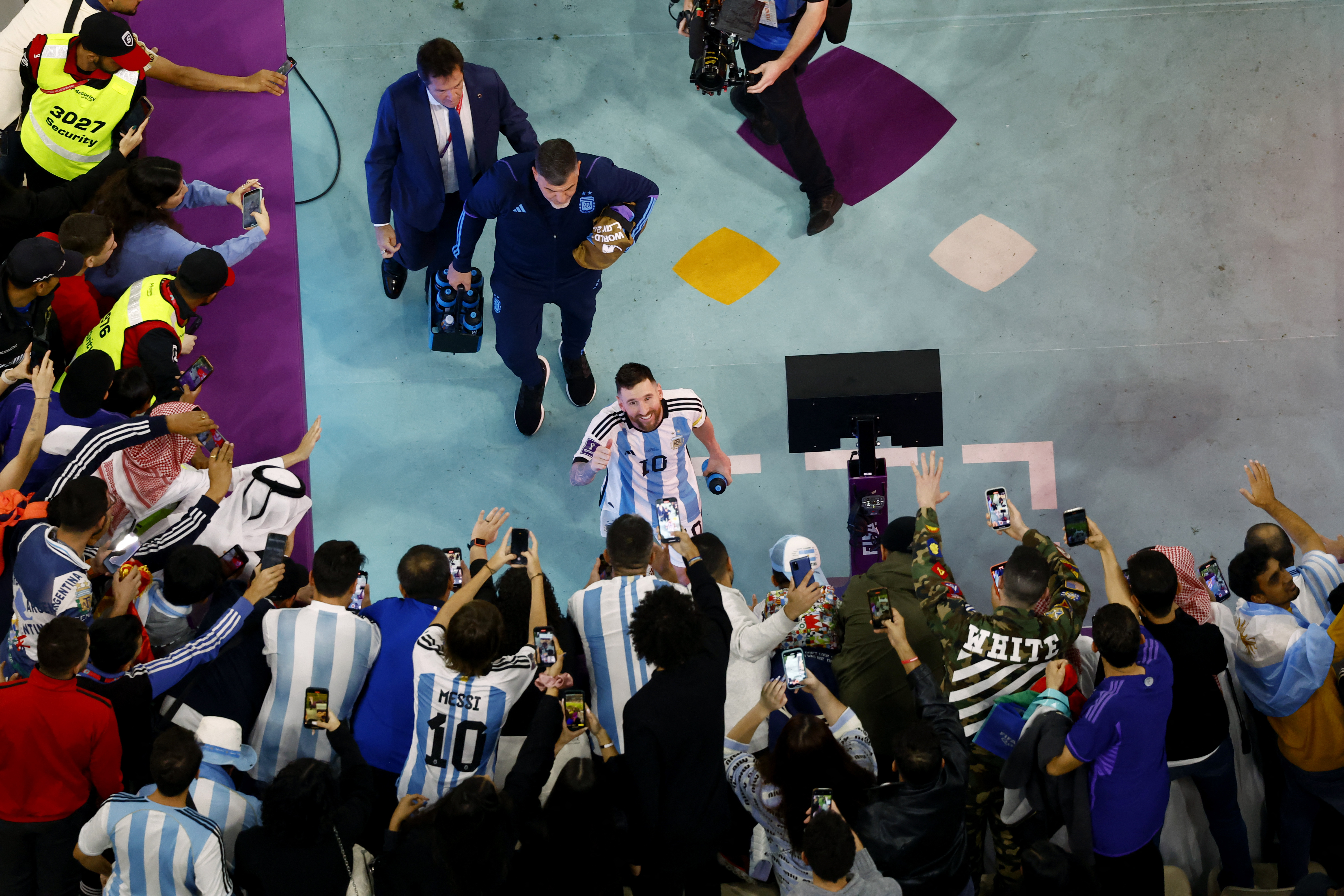 El dios Messi y sus fieles, en plena celebración tras el pase a la final (REUTERS/Peter Cziborra)