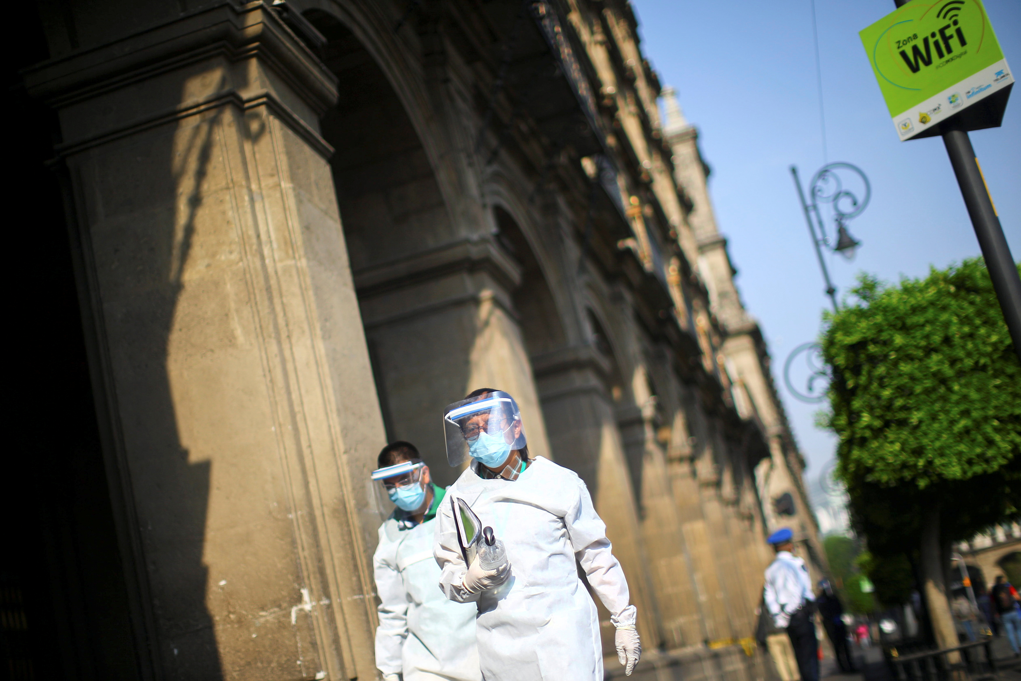 Trabajadores de la salud en el centro de la Ciudad de México durante la crisis de coronavirus en el país (Foto: Reuters/Edgard Garrido)