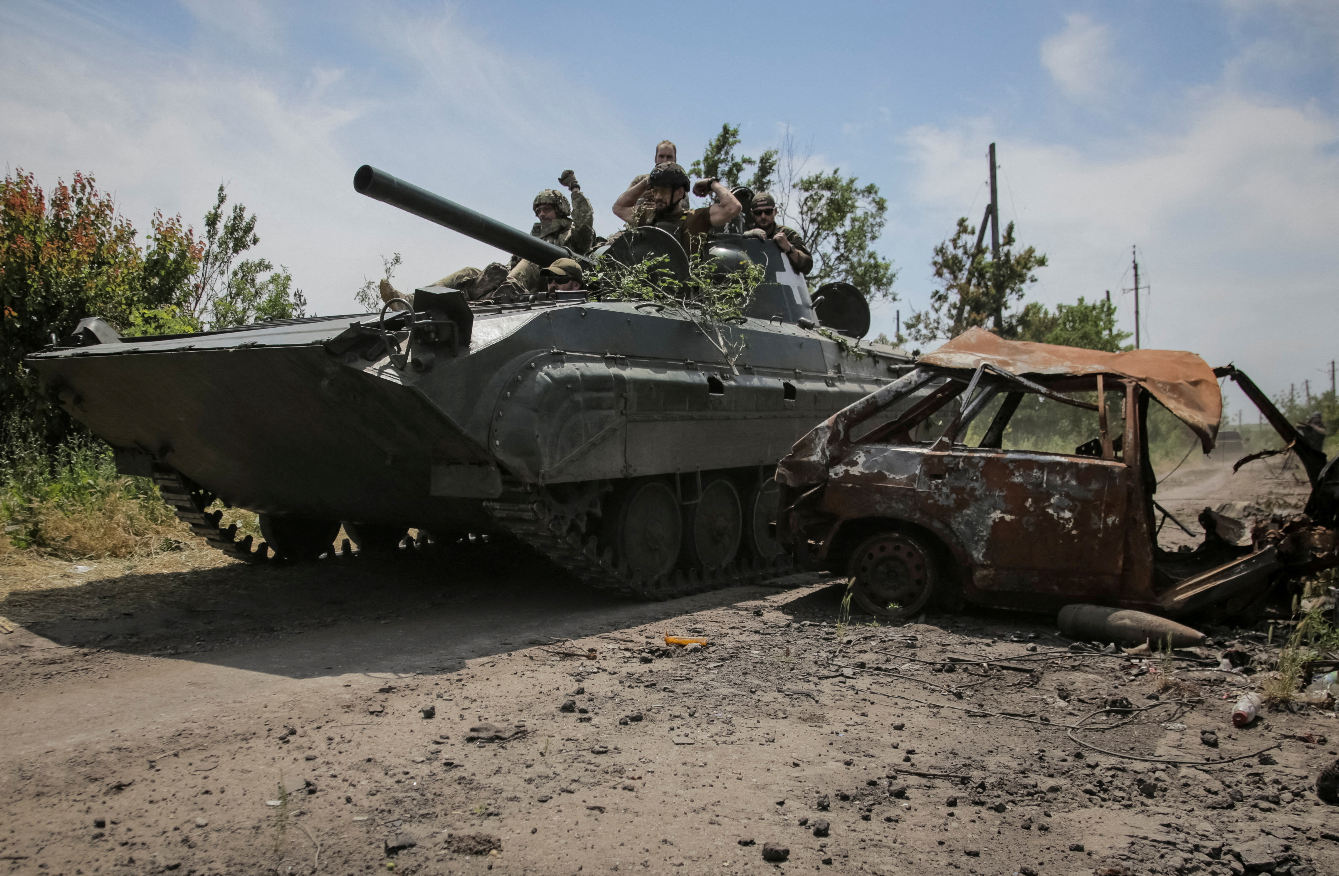 Soldados ucranianos montan un vehículo de combate de infantería BMP-1en el pueblo recién liberado Neskuchne (REUTERS/Oleksandr Ratushniak)