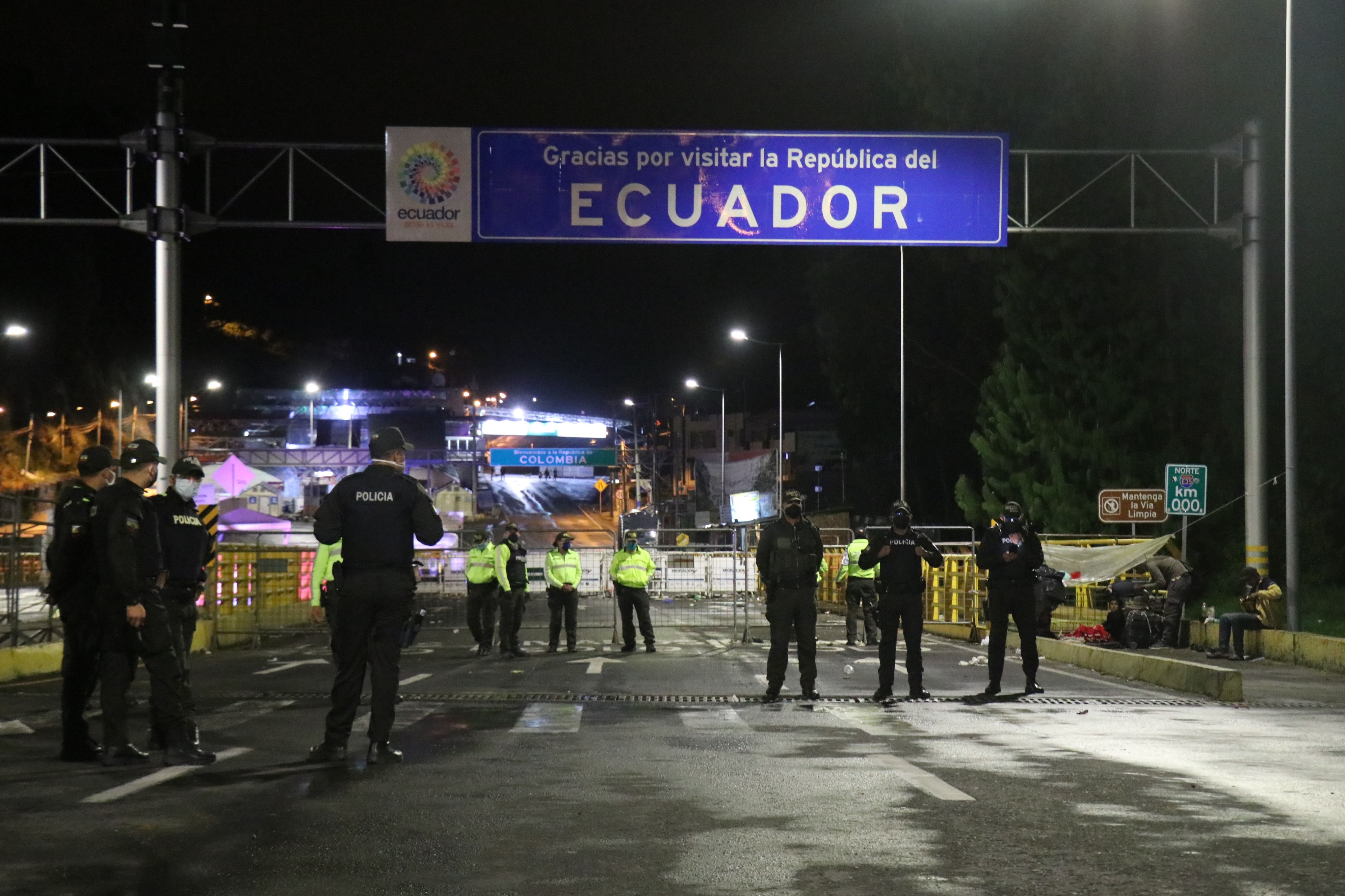Los migrantes que emprenden el trayecto por tierra para llegar a los Estados Unidos abandonan Ecuador por la frontera norte, en el Puente de Rumichaca. (EFE/ Xavier Montalvo)
