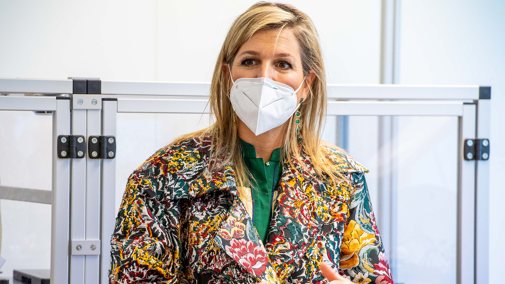 La reina Máxima de Holanda durante una visita a una compañía de tecnología, que se dedica a la fabricación de respiradores para pacientes en cuidados intensivos (Reuters)